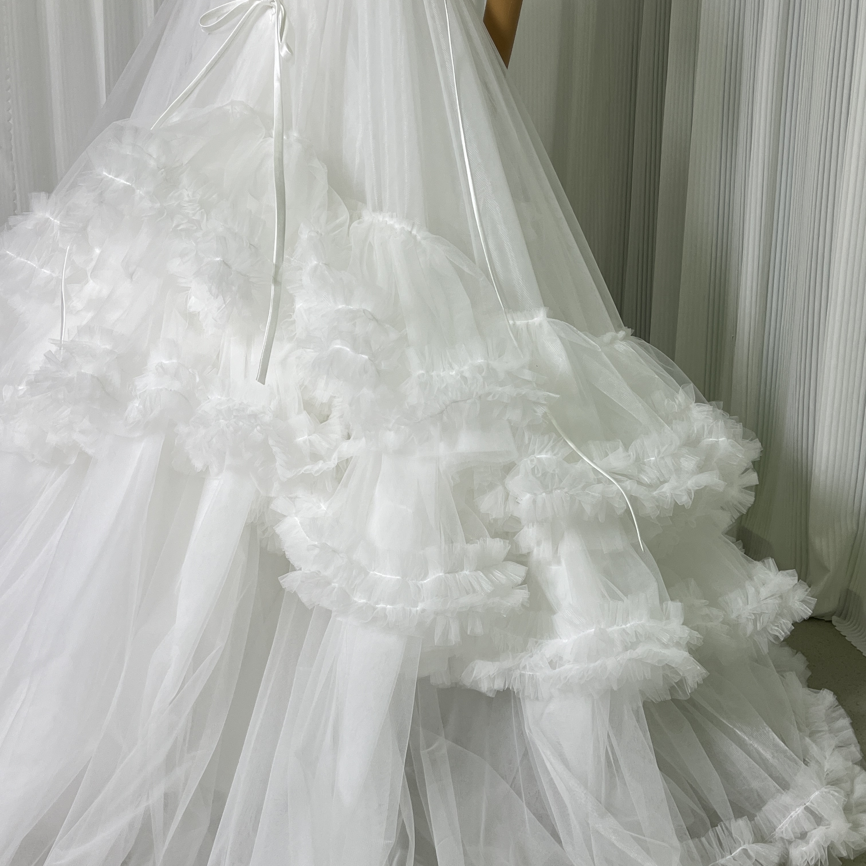 抜群のおしゃれ見え ウエディングドレス ラッフルフリル キャミソール ボリュームドレス 編み上げ 花嫁 前撮り