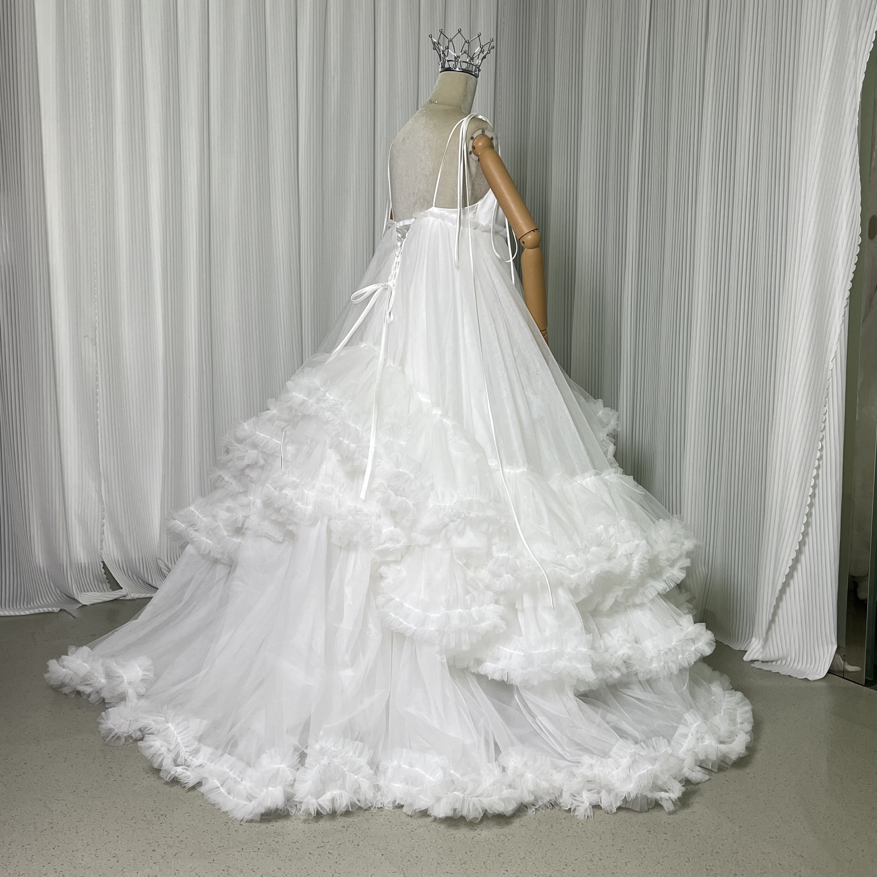 抜群のおしゃれ見え ウエディングドレス ラッフルフリル キャミソール ボリュームドレス 編み上げ 花嫁 前撮り