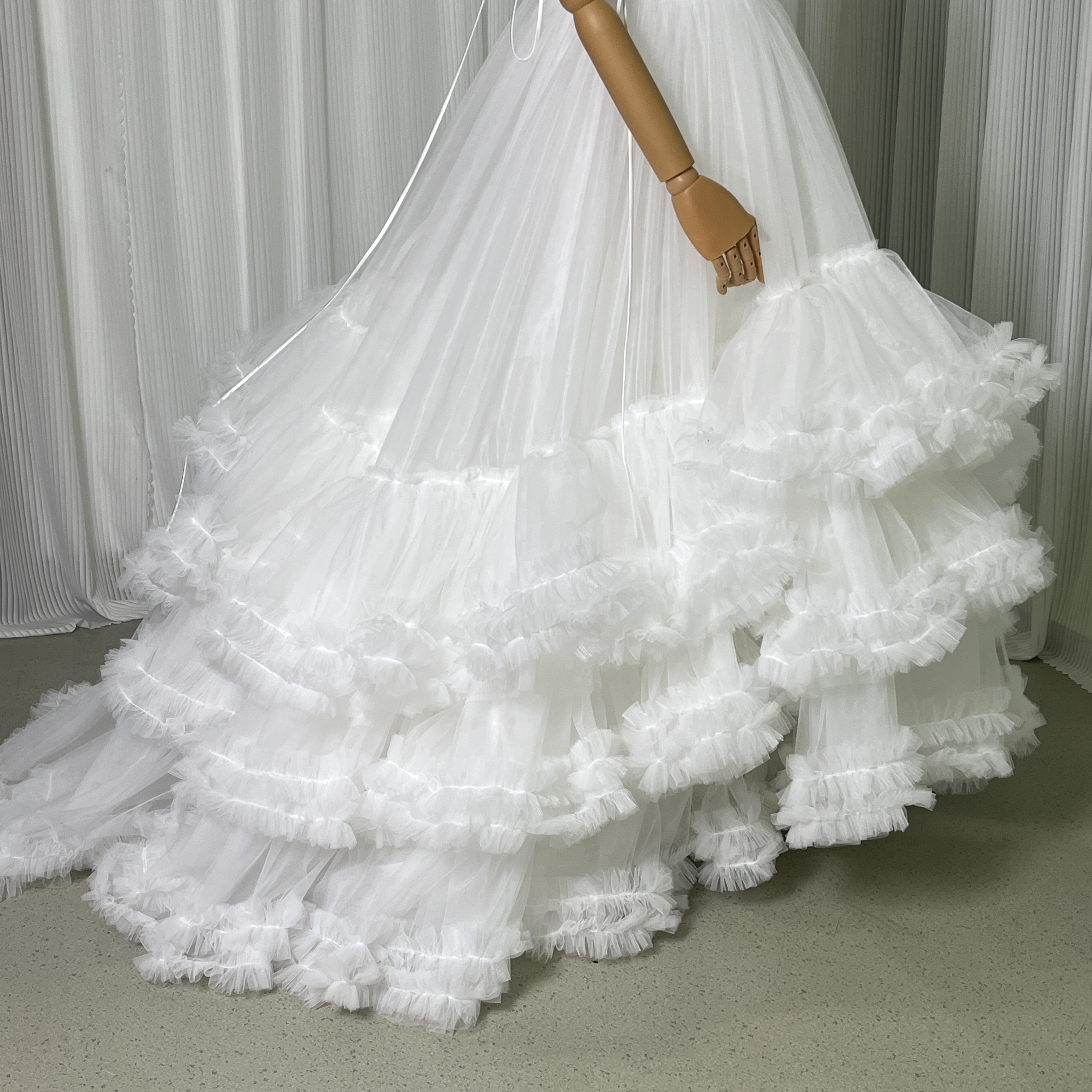 抜群のおしゃれ見え ウエディングドレス ラッフルフリル キャミソール ボリュームドレス 編み上げ 花嫁 前撮り