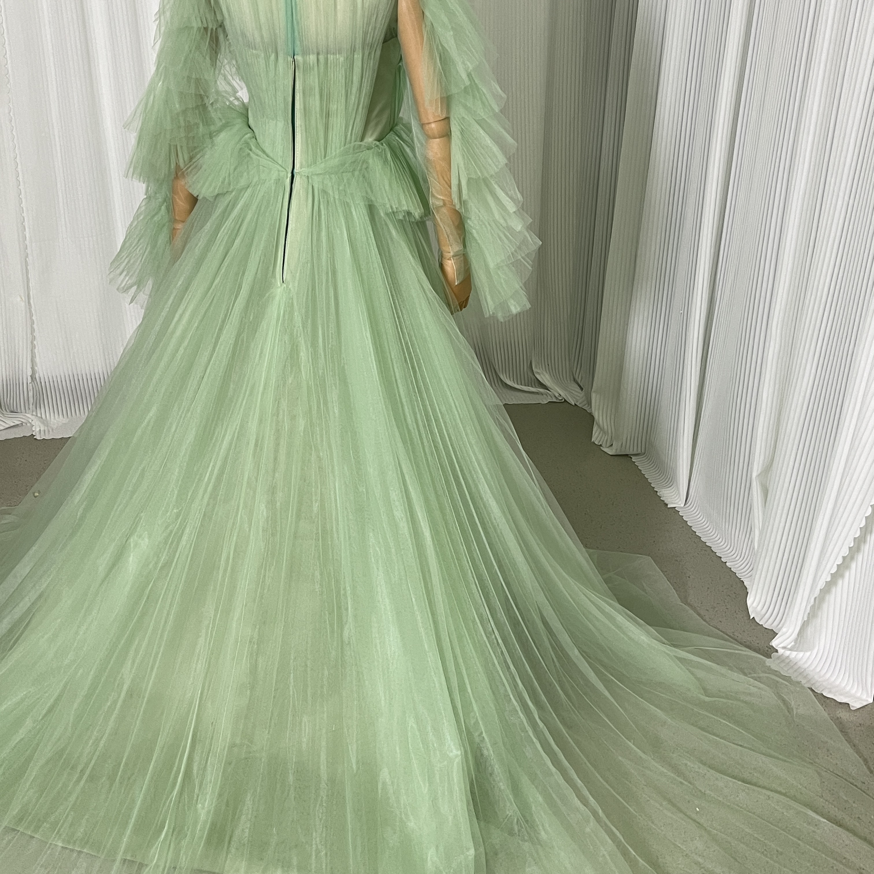 プリーツドレス グリーン カラードレス フリル袖 ロングトレーン 演奏会/音楽会