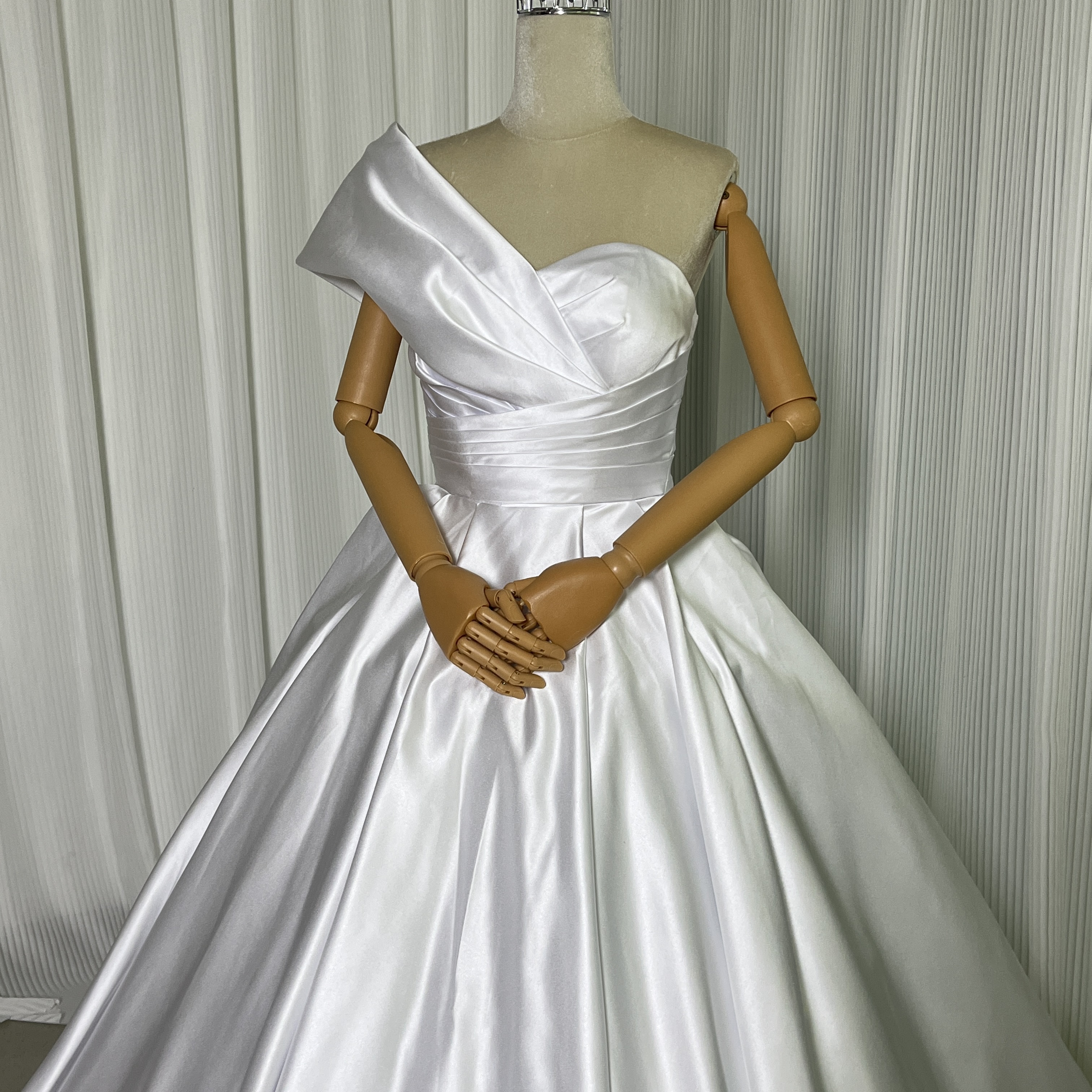 高品質！ウエディングドレス ホワイト ワンショルダー 光沢サテン Aライン くるみボタン 拳式 前撮り