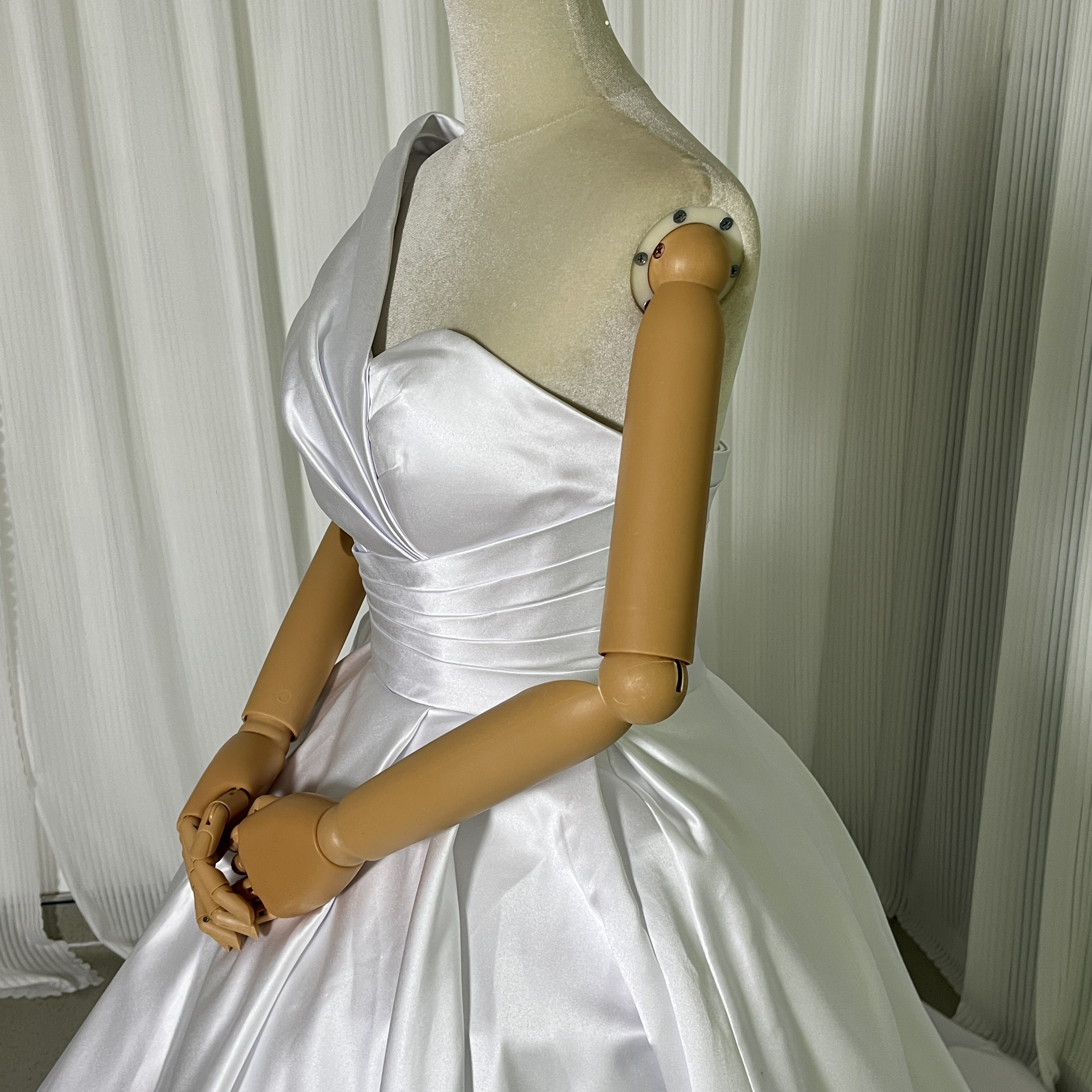 高品質！ウエディングドレス ホワイト ワンショルダー 光沢サテン Aライン くるみボタン 拳式 前撮り