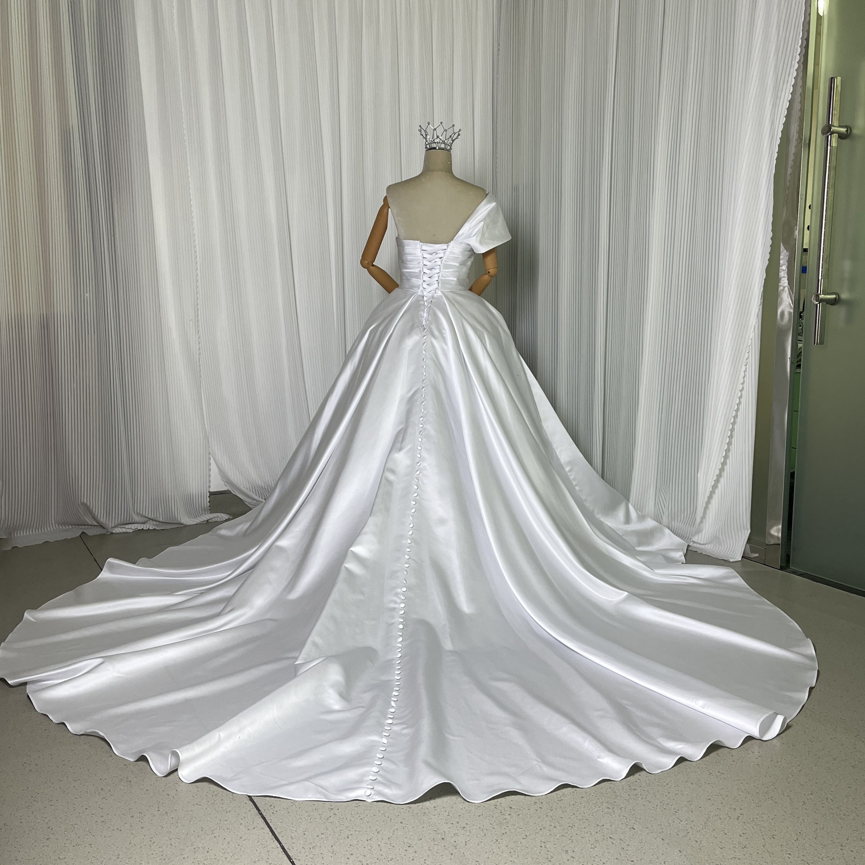 高品質！ウエディングドレス ホワイト ワンショルダー 光沢サテン Aライン くるみボタン 拳式 前撮り