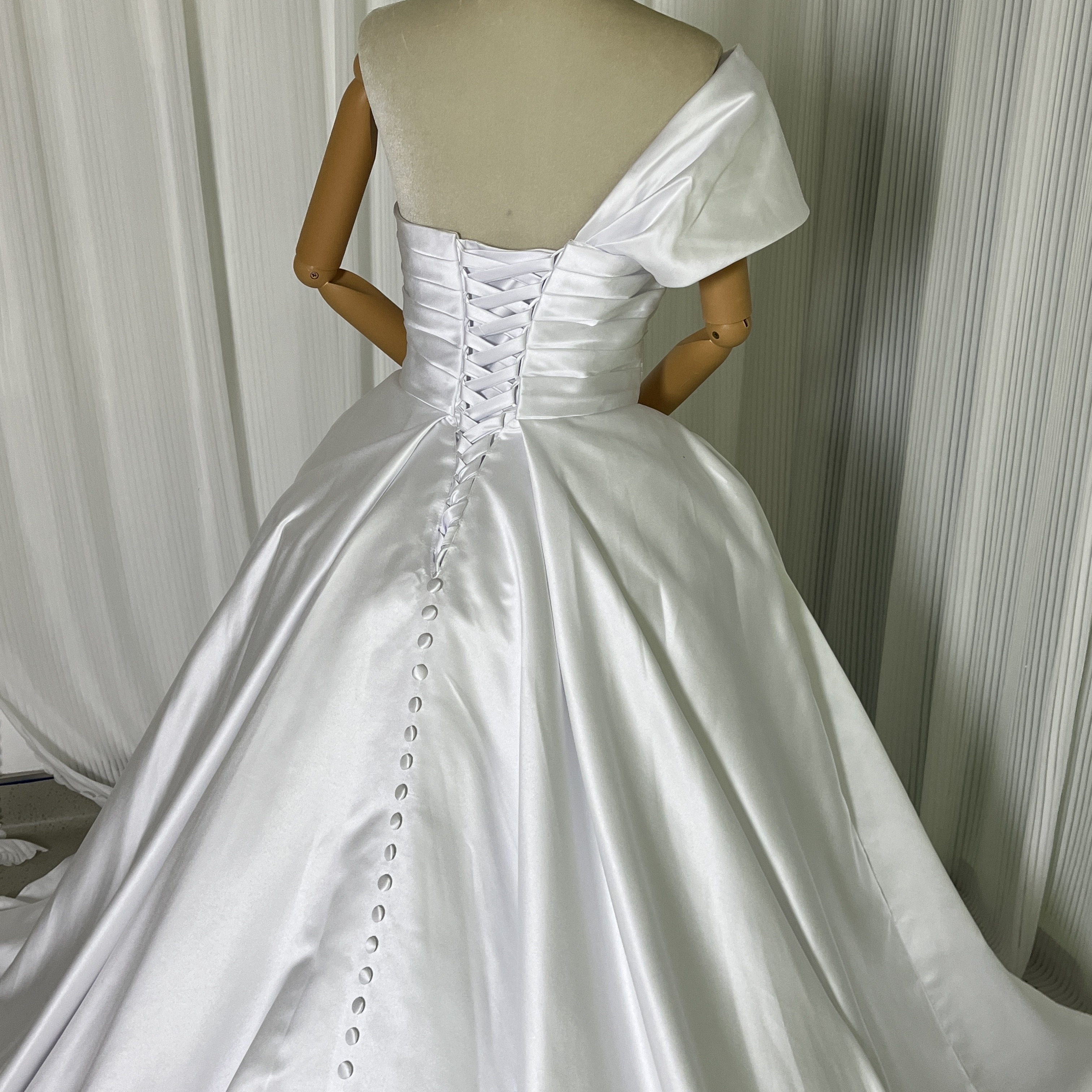 高品質！ウエディングドレス ホワイト ワンショルダー 光沢サテン Aライン くるみボタン 拳式 前撮り