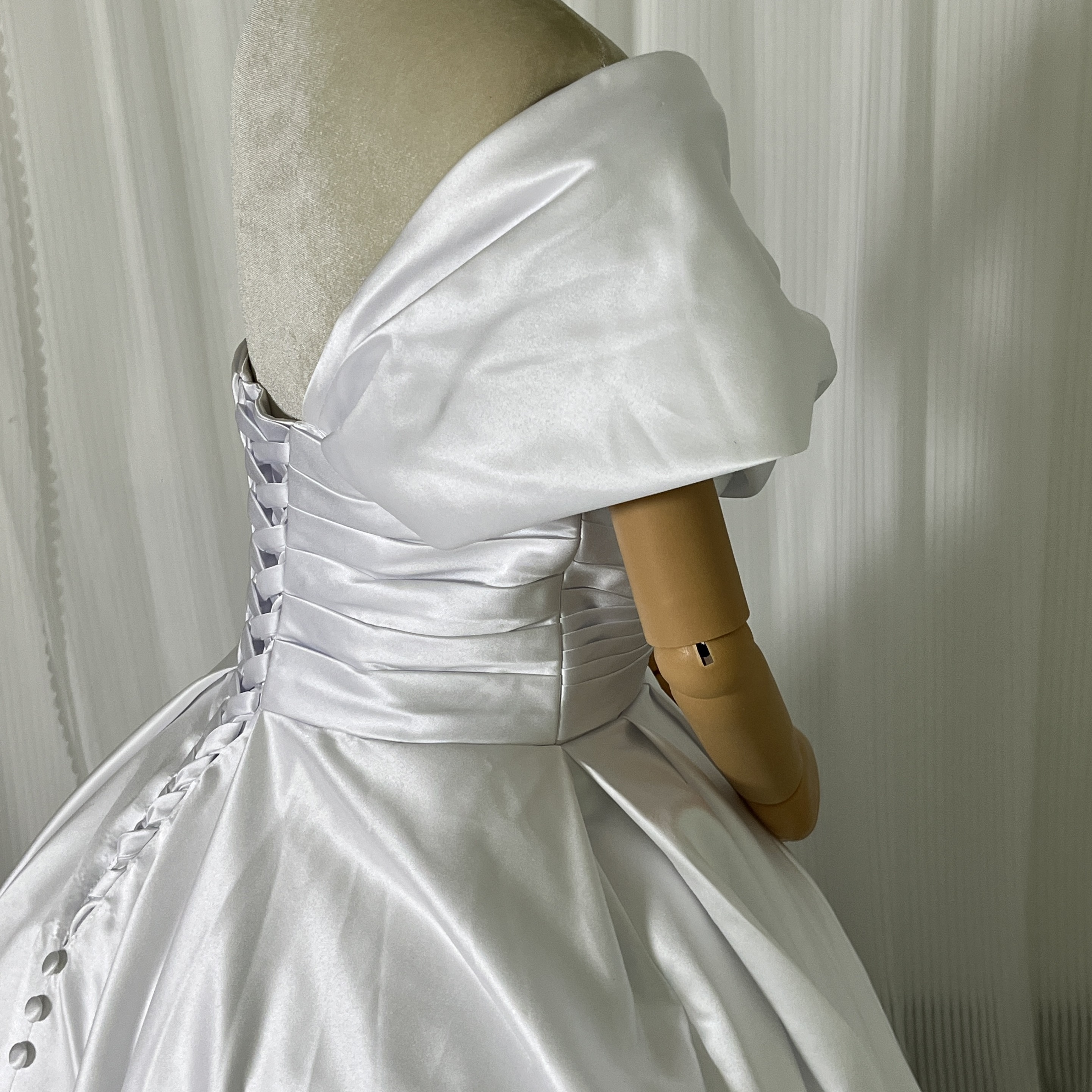 高品質！ウエディングドレス ホワイト ワンショルダー 光沢サテン Aライン くるみボタン 拳式 前撮り