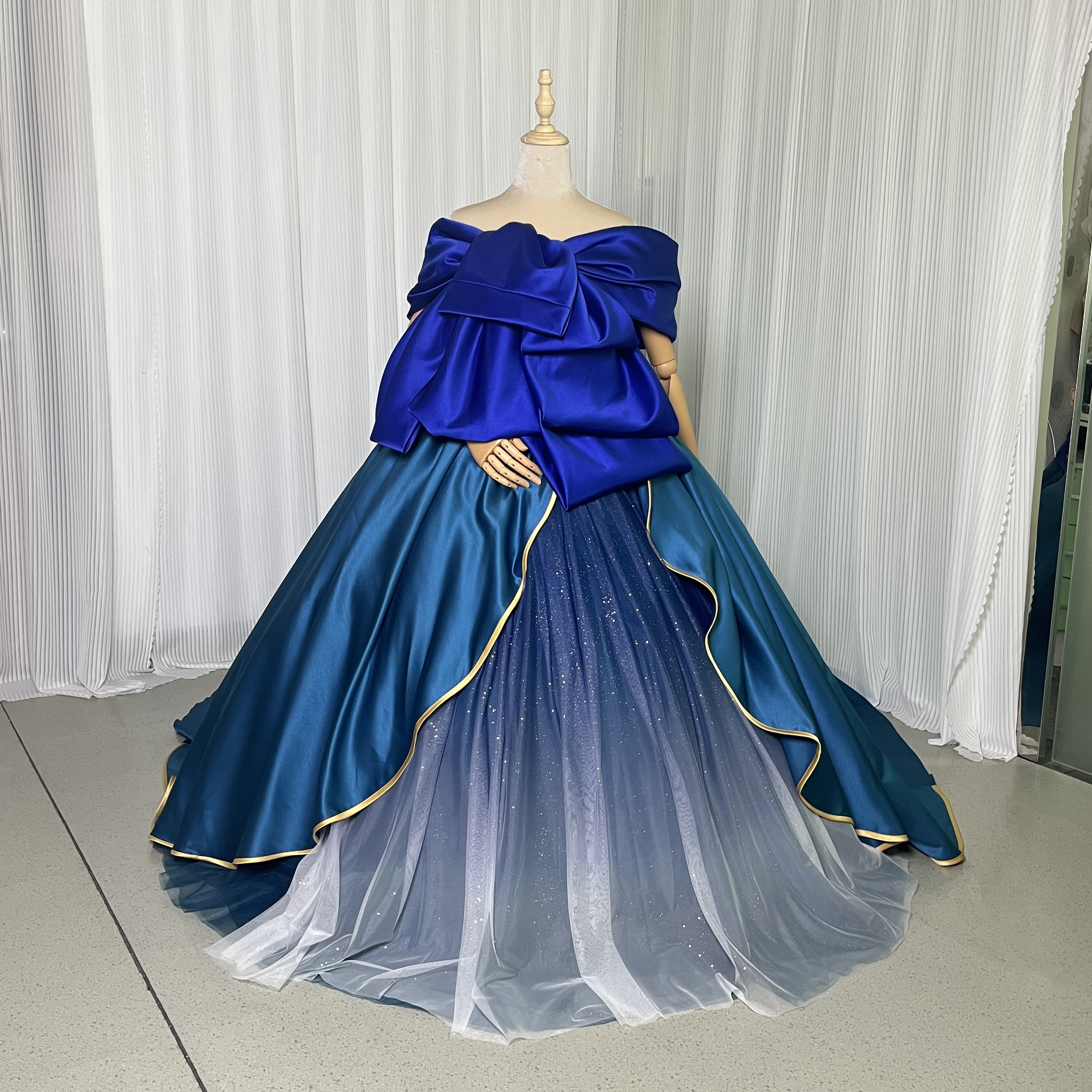 豪華！カラードレス ジュエルブルー オフショルダー グラデーション ロングトレーン クラシカル 前撮り