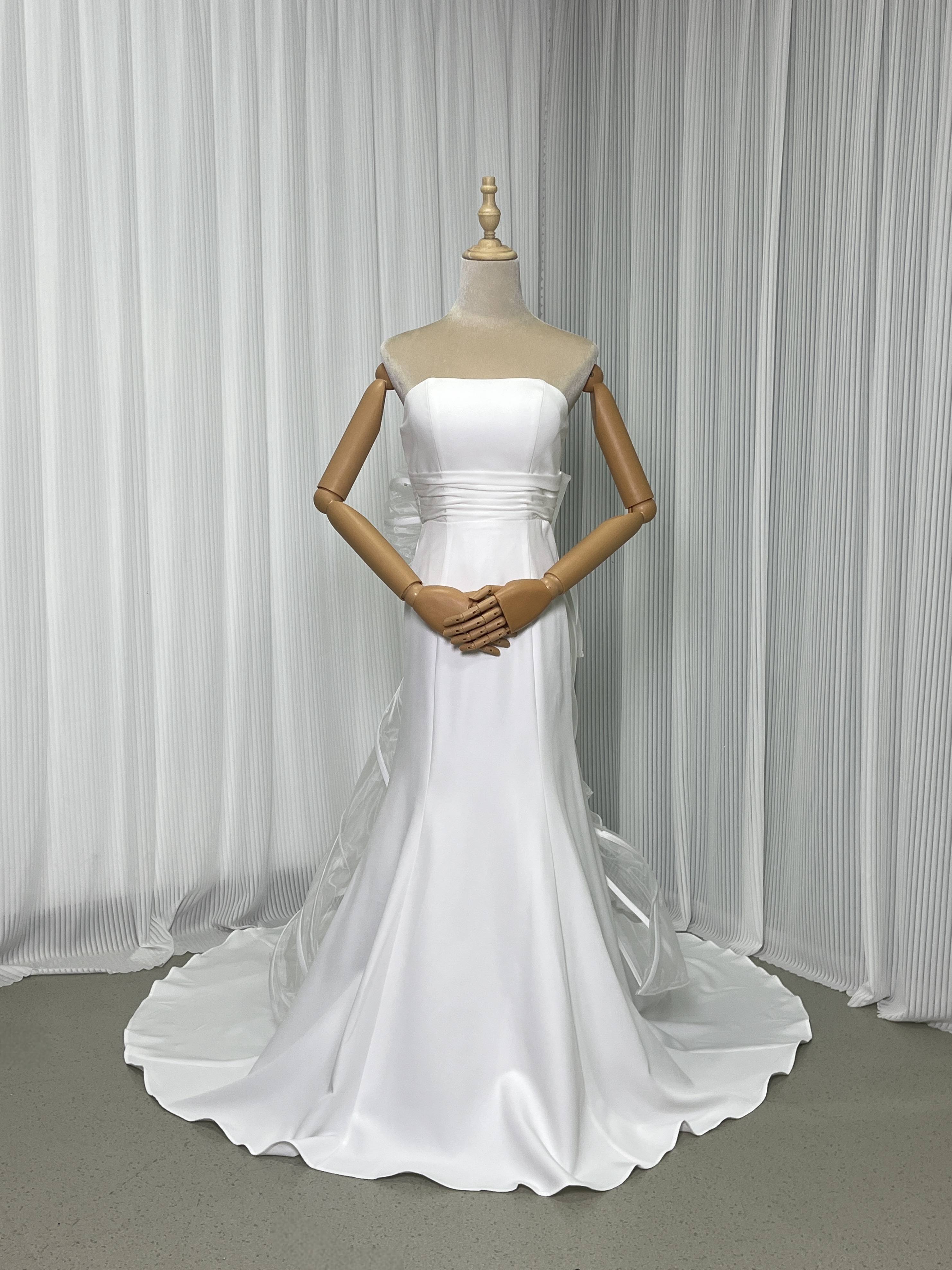 人気上昇！ウェディングドレス ベアトップ マーメイドライン バックスタイル自由自在！羽リボントレーン 結婚式