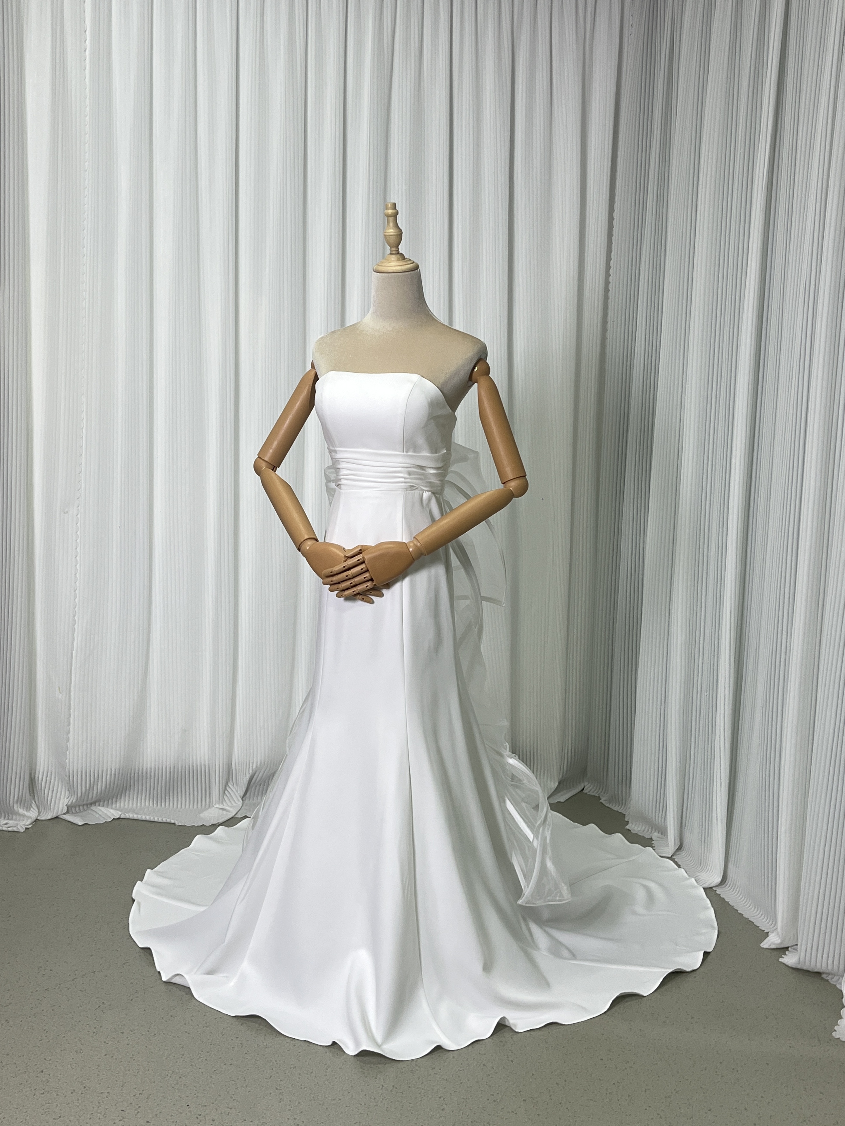 人気上昇！ウェディングドレス ベアトップ マーメイドライン バックスタイル自由自在！羽リボントレーン 結婚式