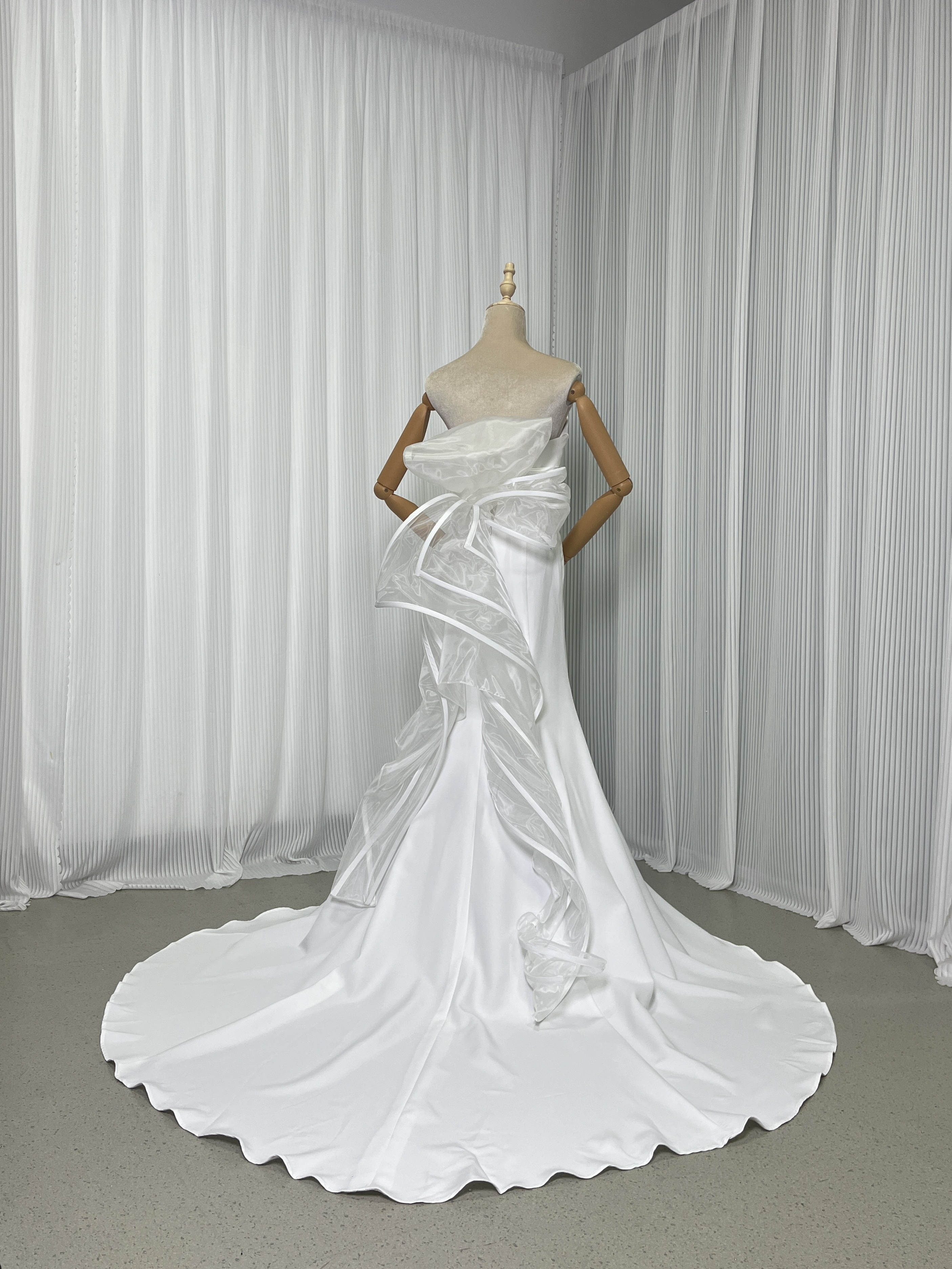 人気上昇！ウェディングドレス ベアトップ マーメイドライン バックスタイル自由自在！羽リボントレーン 結婚式
