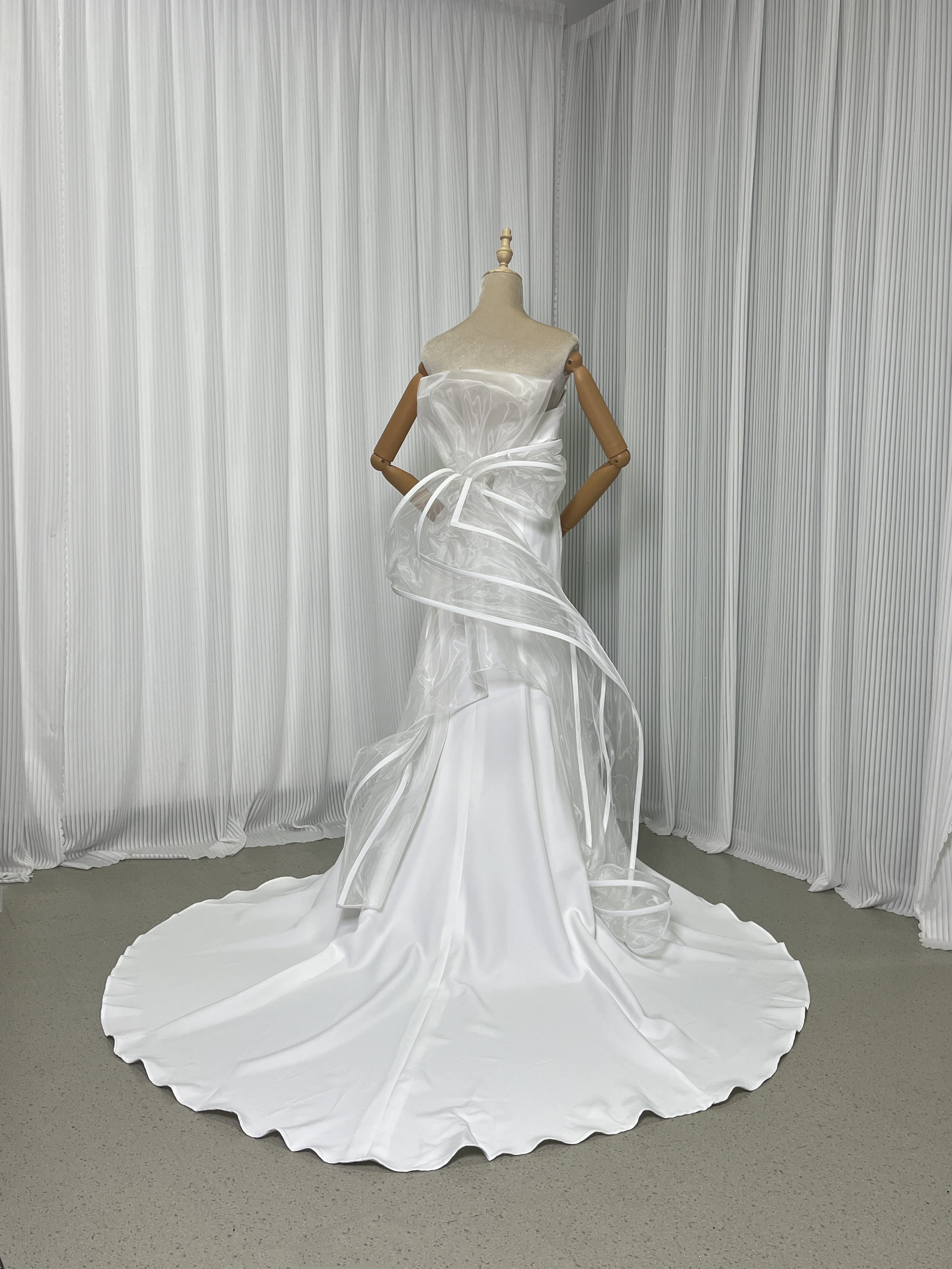 人気上昇！ウェディングドレス ベアトップ マーメイドライン バックスタイル自由自在！羽リボントレーン 結婚式