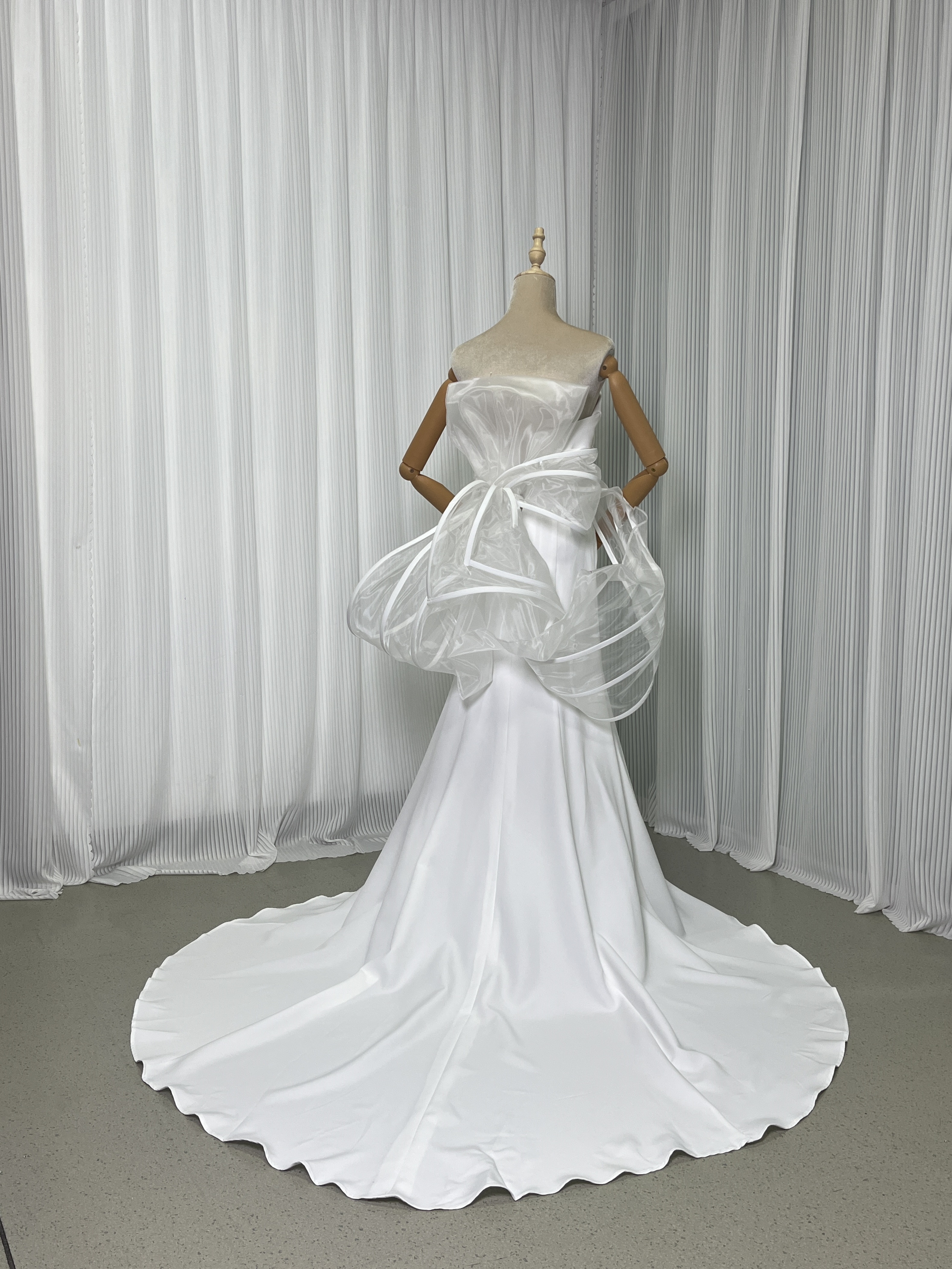人気上昇！ウェディングドレス ベアトップ マーメイドライン バックスタイル自由自在！羽リボントレーン 結婚式