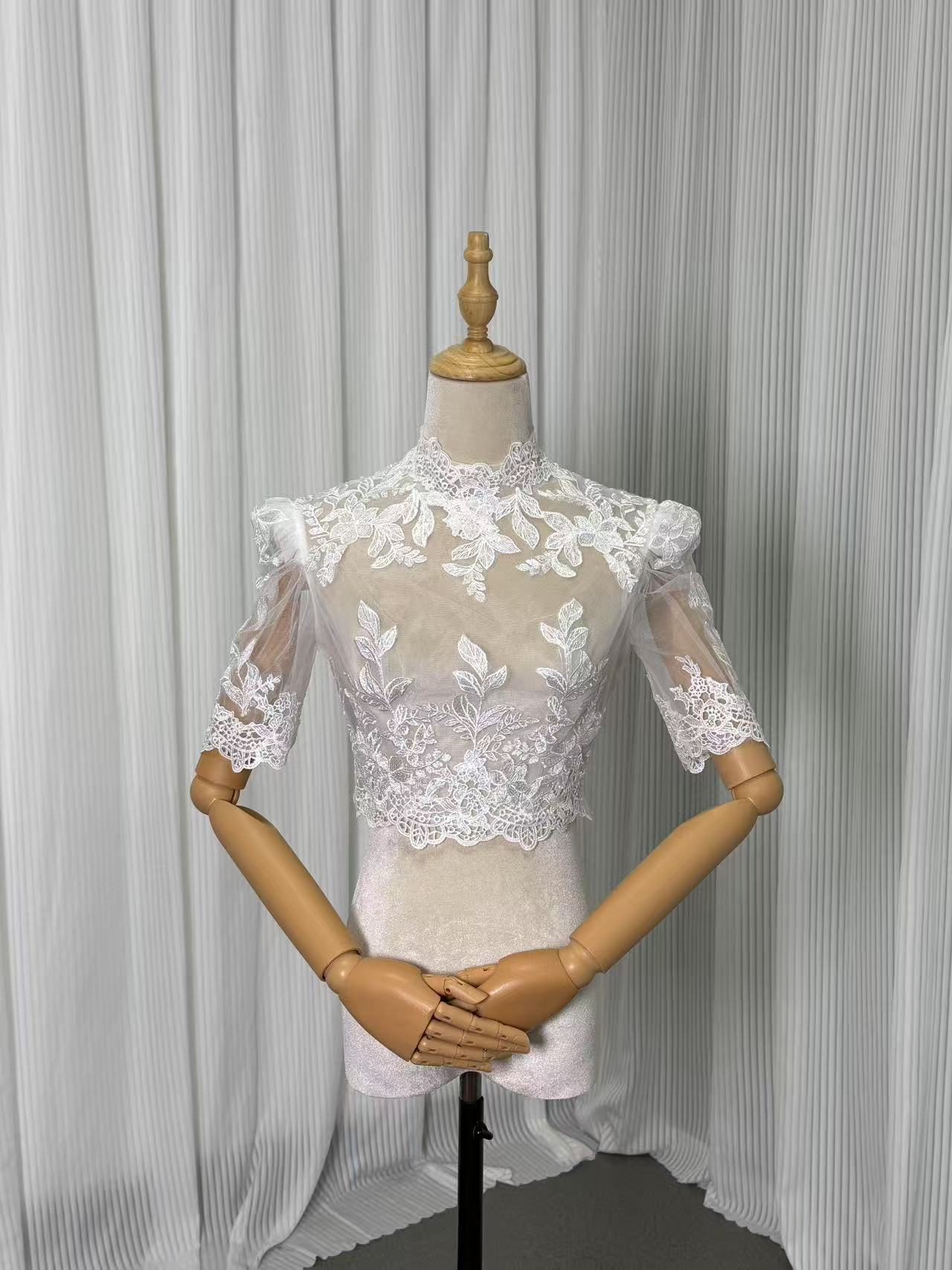 上品！ボレロ ハイネック リーフ刺繍 くるみボタン 半袖 結婚式/披露宴