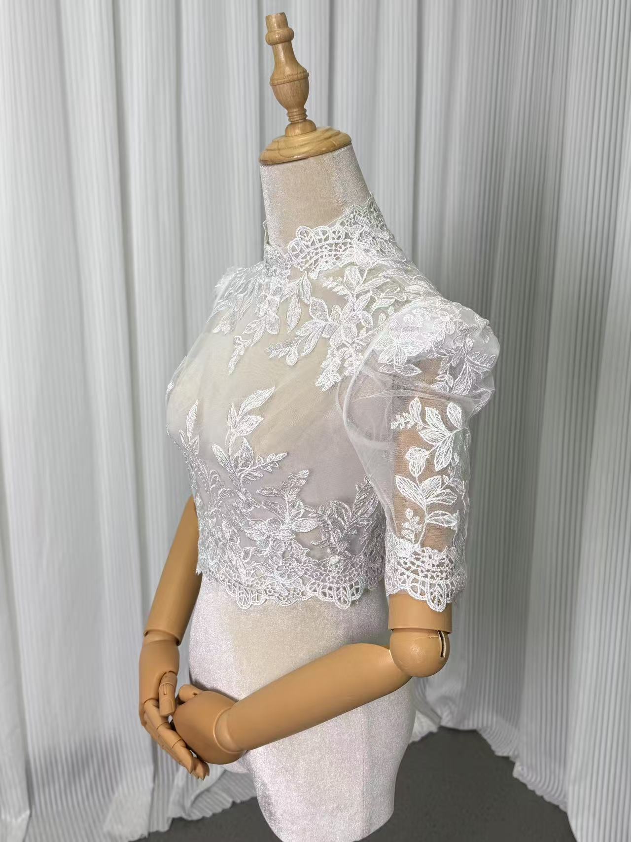 上品！ボレロ ハイネック リーフ刺繍 くるみボタン 半袖 結婚式/披露宴