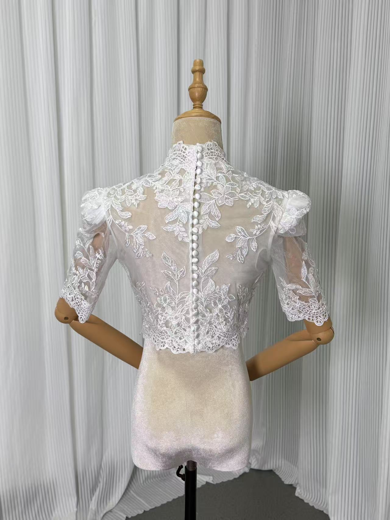 上品！ボレロ ハイネック リーフ刺繍 くるみボタン 半袖 結婚式/披露宴