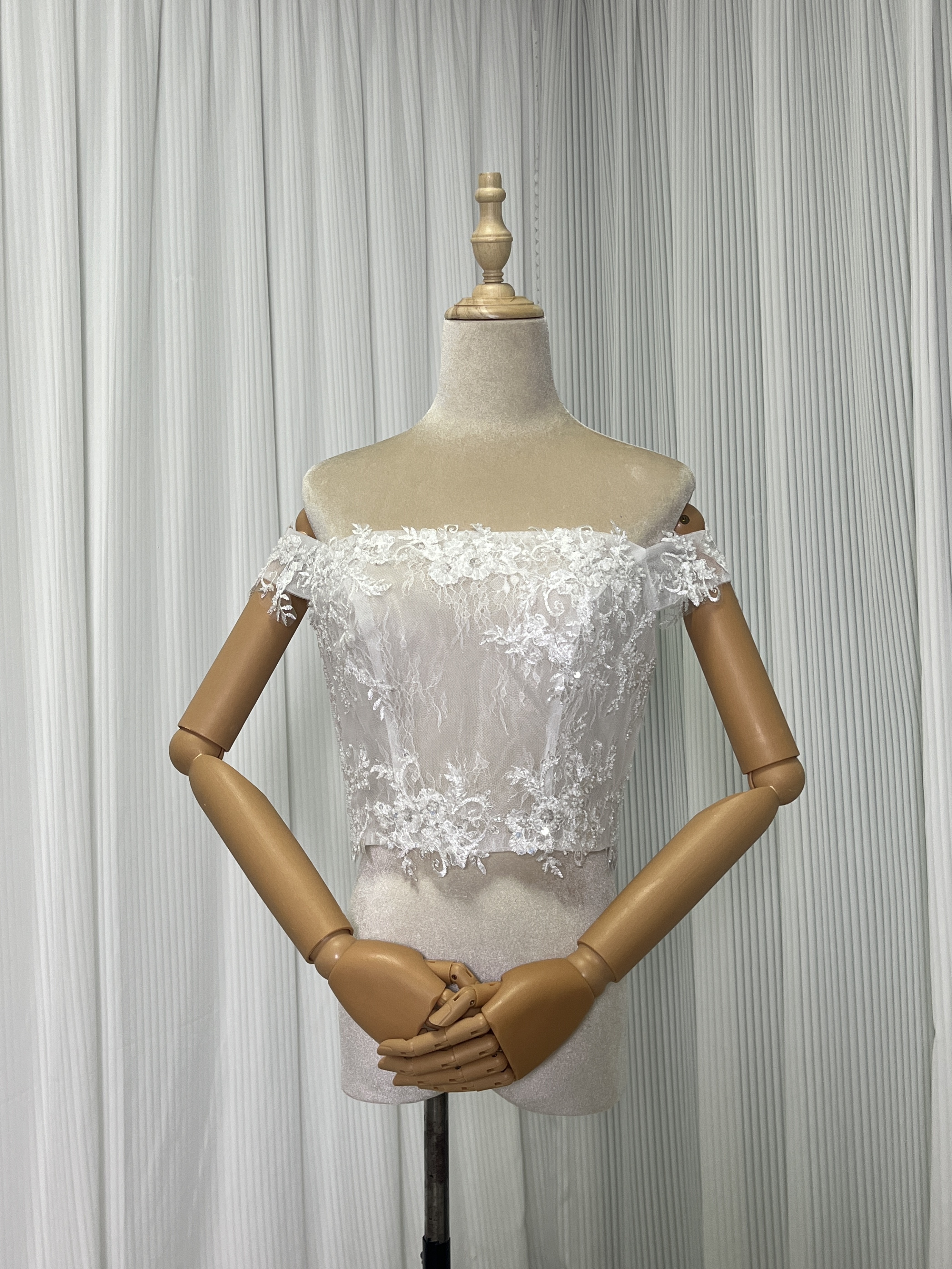 高品質！ボレロ オフショルダー キラキラ光る刺繍 花モチーフ くるみボタン 結婚式