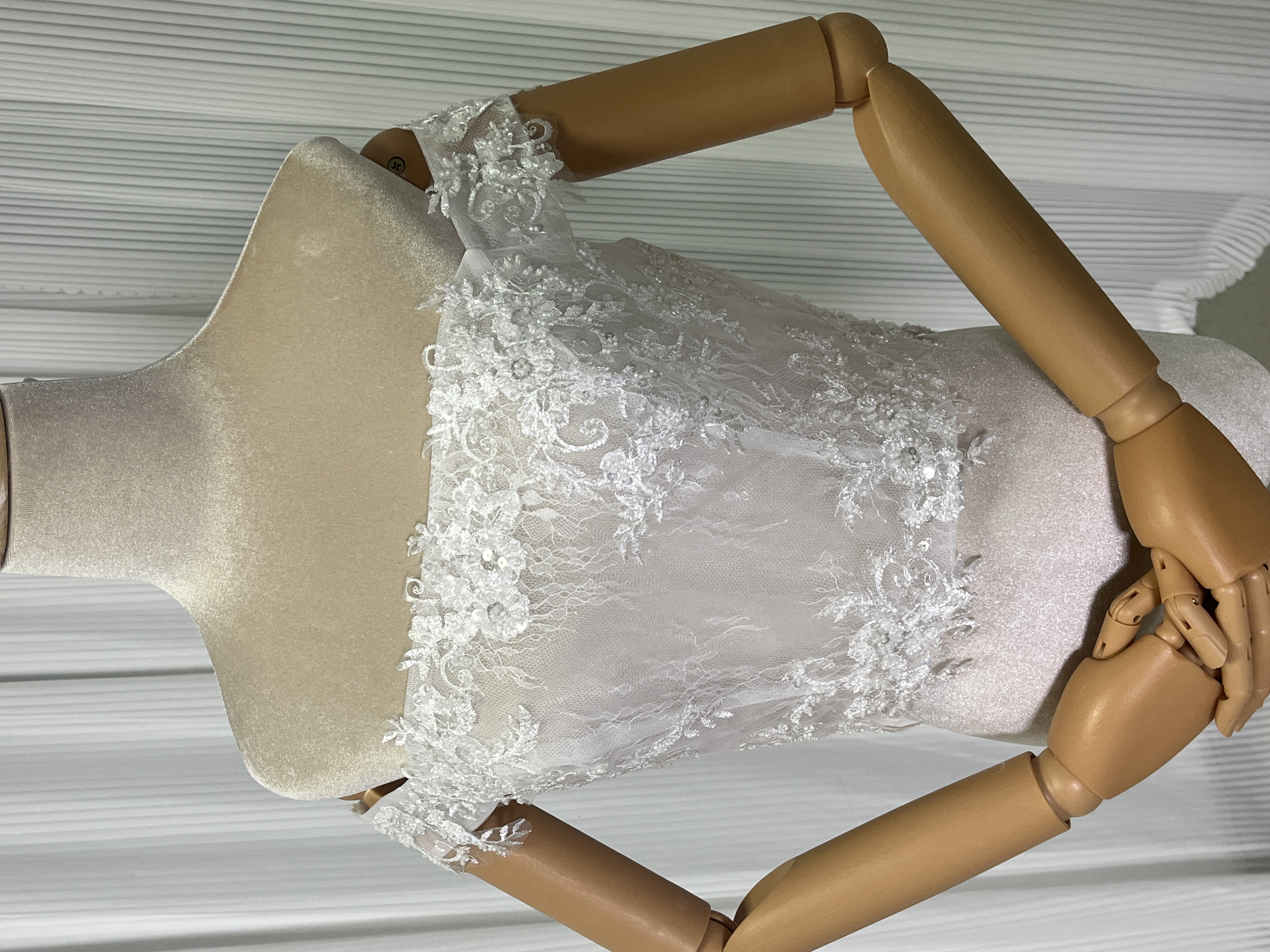 高品質！ボレロ オフショルダー キラキラ光る刺繍 花モチーフ くるみボタン 結婚式