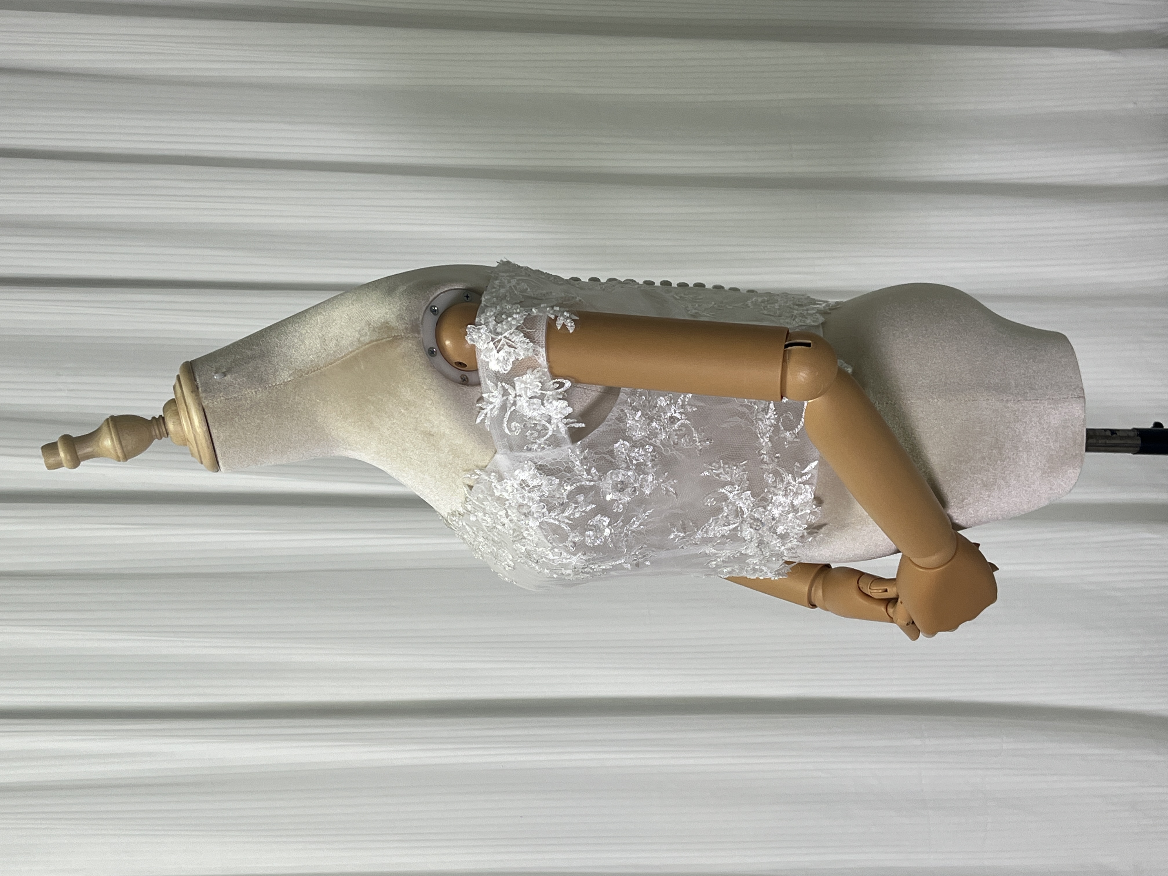 高品質！ボレロ オフショルダー キラキラ光る刺繍 花モチーフ くるみボタン 結婚式