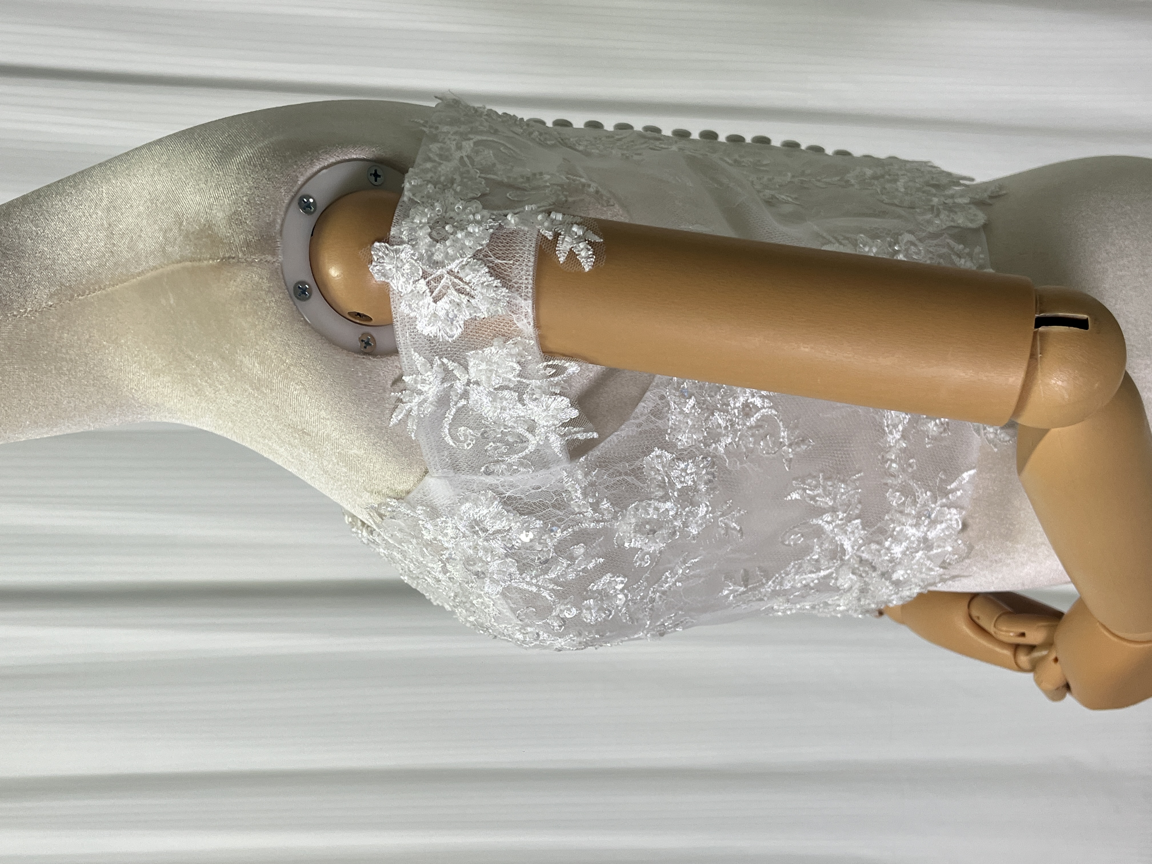 高品質！ボレロ オフショルダー キラキラ光る刺繍 花モチーフ くるみボタン 結婚式