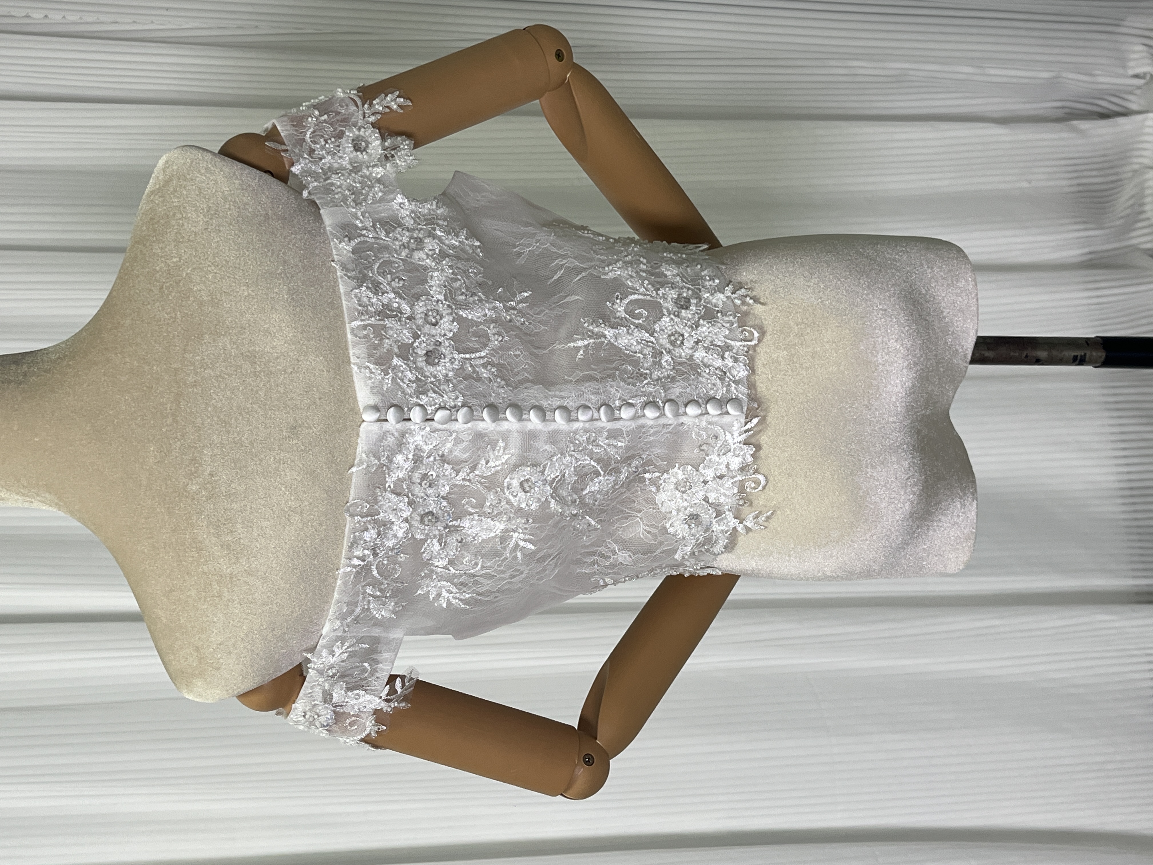 高品質！ボレロ オフショルダー キラキラ光る刺繍 花モチーフ くるみボタン 結婚式