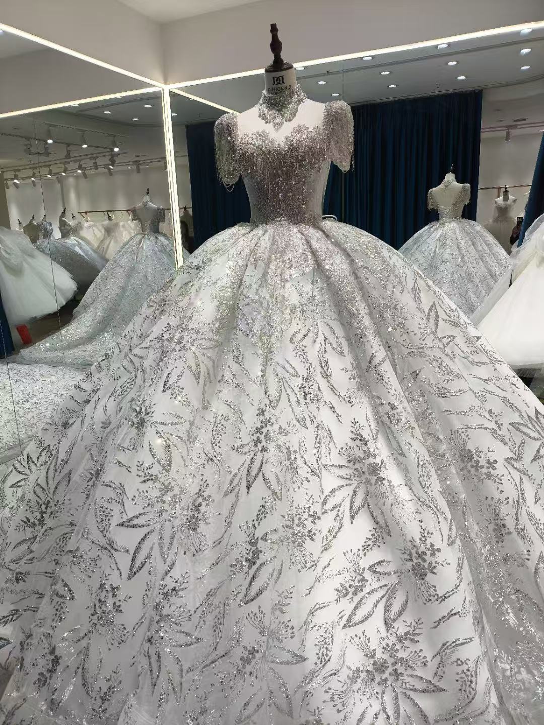 豪華！ウエディングドレス 韓国風ドレス 贅沢な総レース キラキラ光る刺繍 華やかなトレーン 結婚式/披露宴