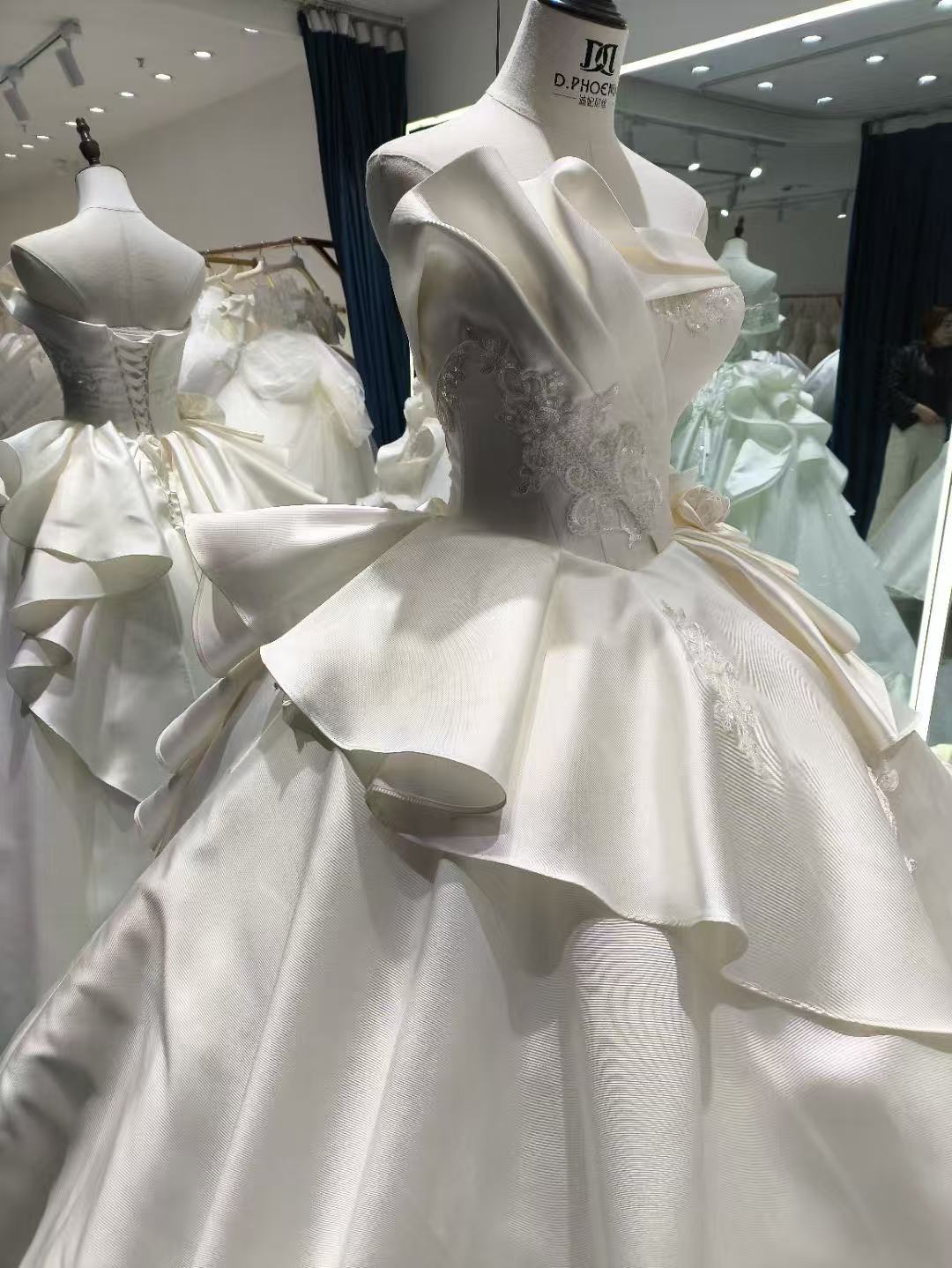 ウェディングドレス ベアトップ ミカドサテン ラッフルフリル 繊細レース 編み上げ 拳式