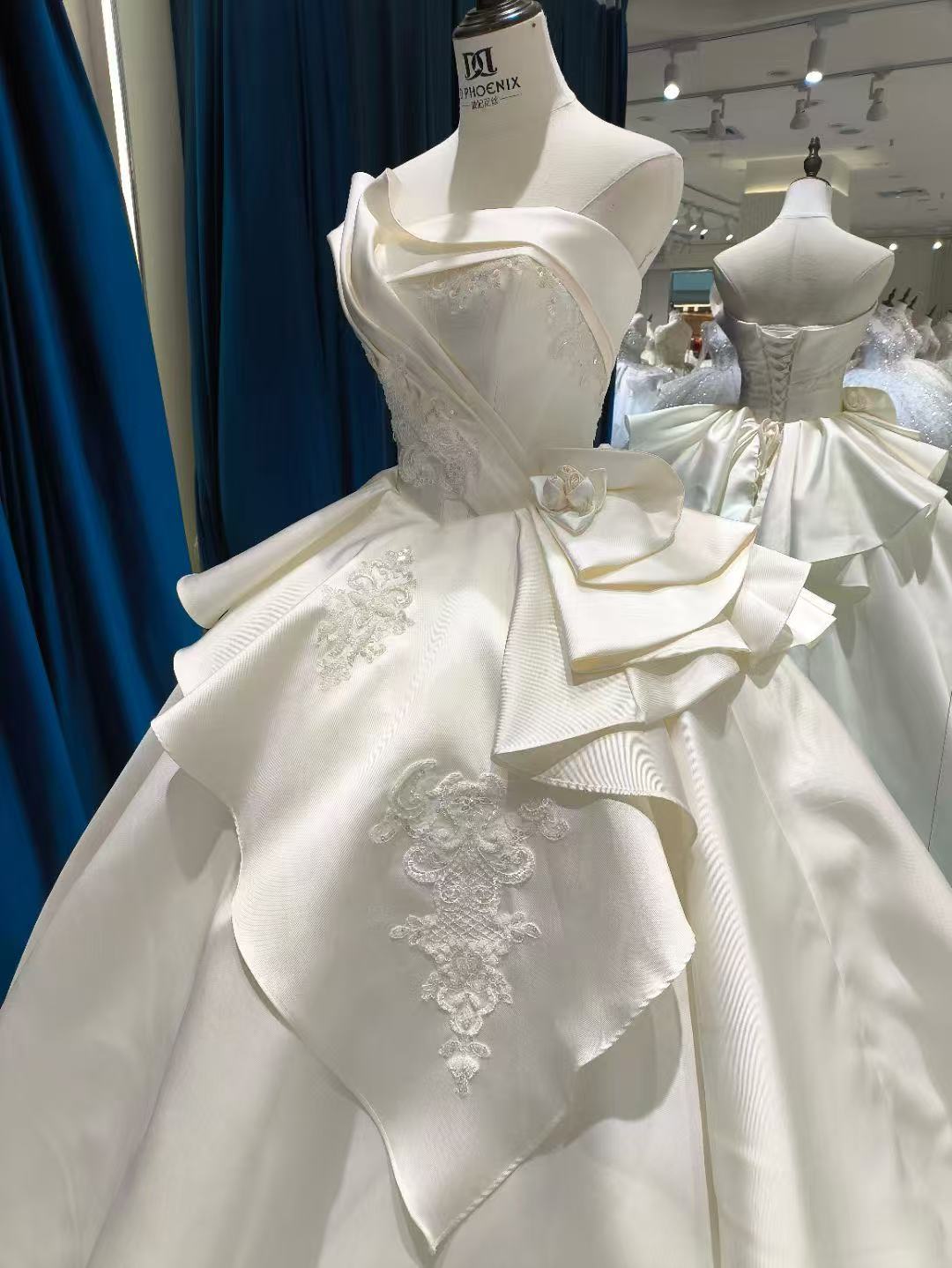 ウェディングドレス ベアトップ ミカドサテン ラッフルフリル 繊細レース 編み上げ 拳式