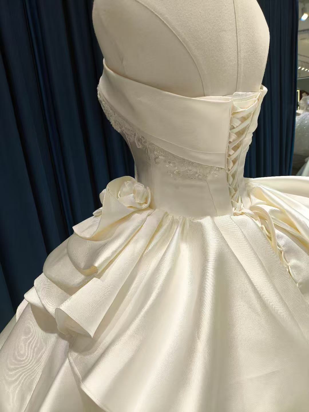 ウェディングドレス ベアトップ ミカドサテン ラッフルフリル 繊細レース 編み上げ 拳式