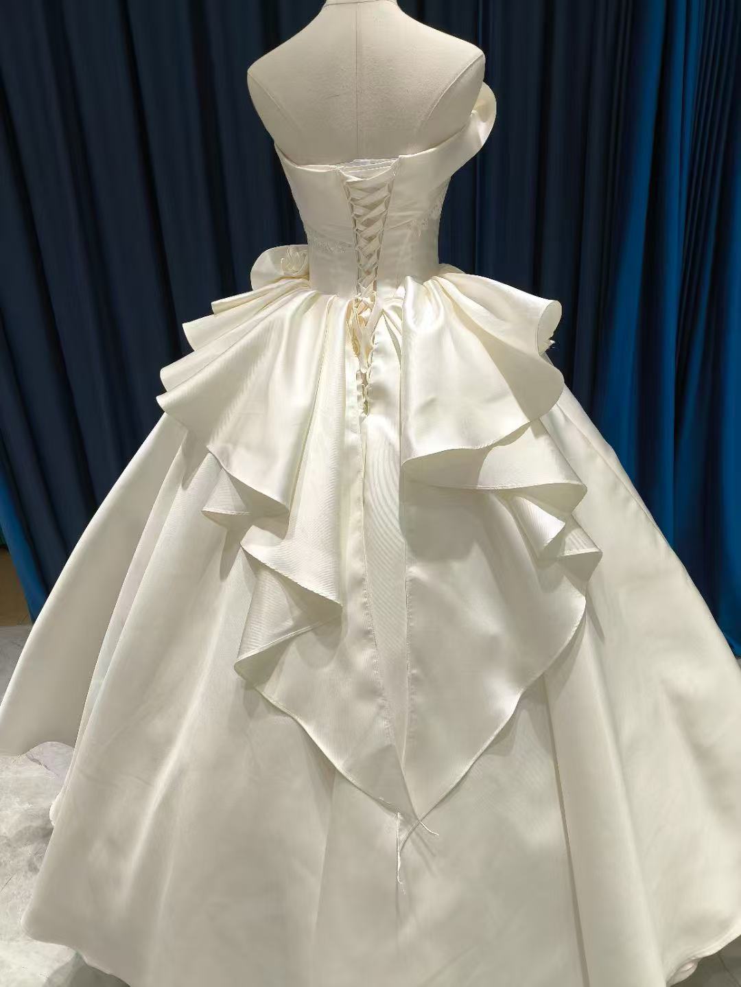 ウェディングドレス ベアトップ ミカドサテン ラッフルフリル 繊細レース 編み上げ 拳式