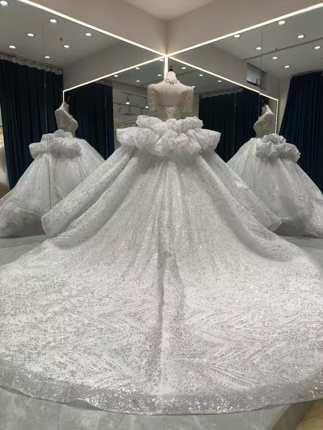 ウェディングドレス Vネック 韓国風ドレス ビジュー 贅沢な総レース プリンセスライン 華やかなトレーン 結婚式
