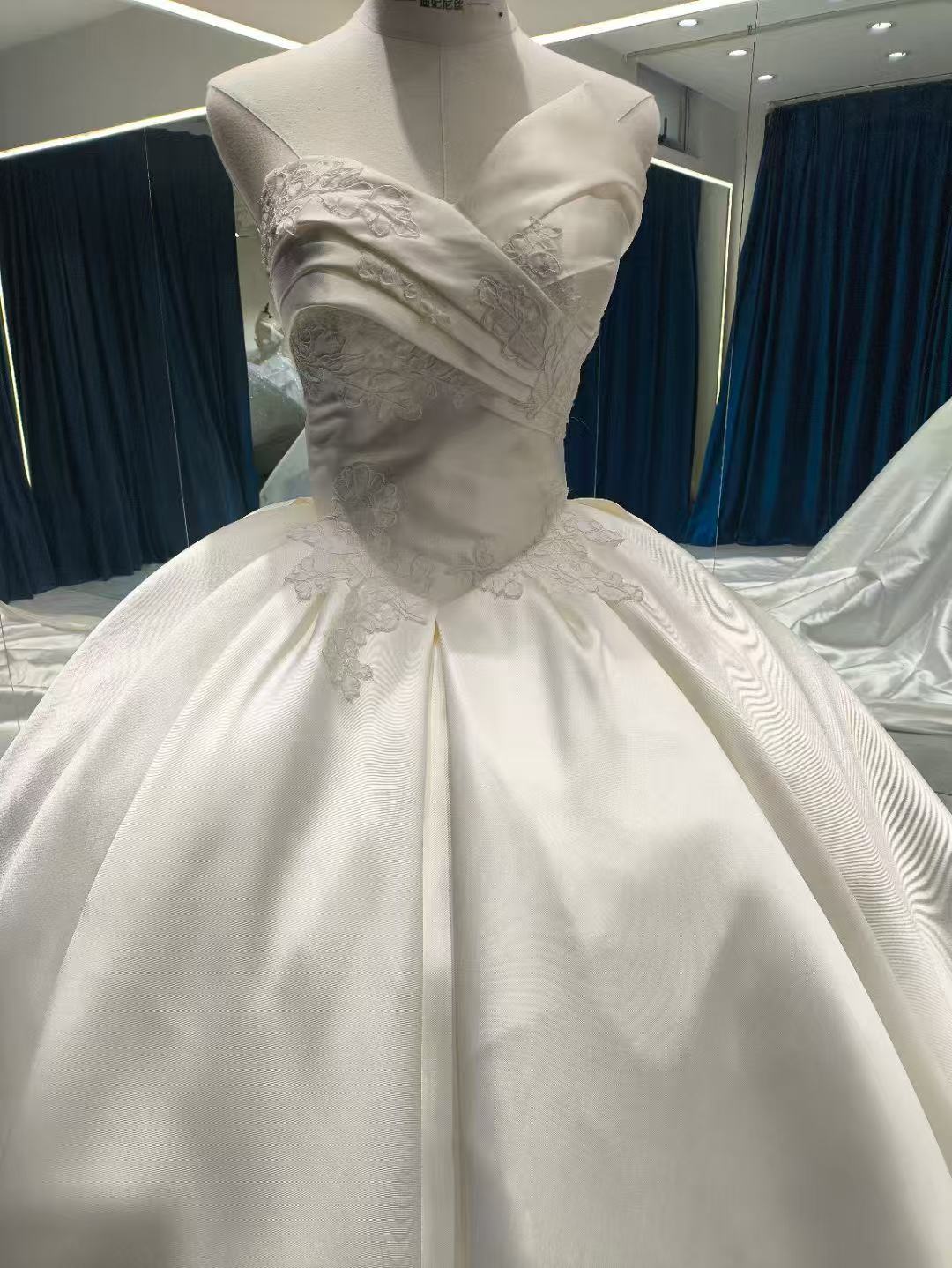 ウェディングドレス ベアトップ 美しい花レース プリンセスライン ロングトレーン 編み上げ 結婚式