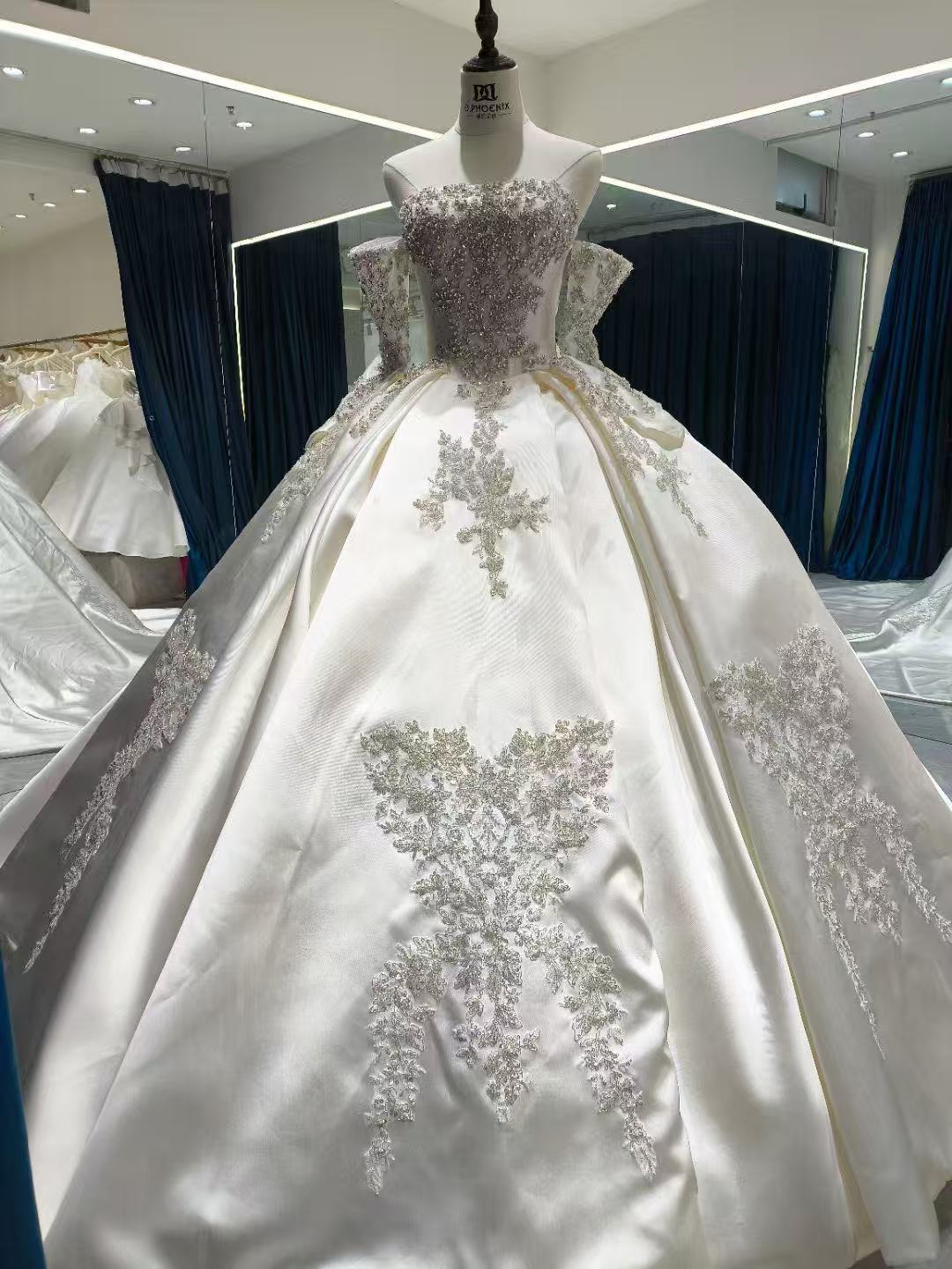ウェディングドレス ベアトップ 取り外し袖 光沢サテン キラキラ光る刺繍 ロングトレーン 編み上げ 結婚式
