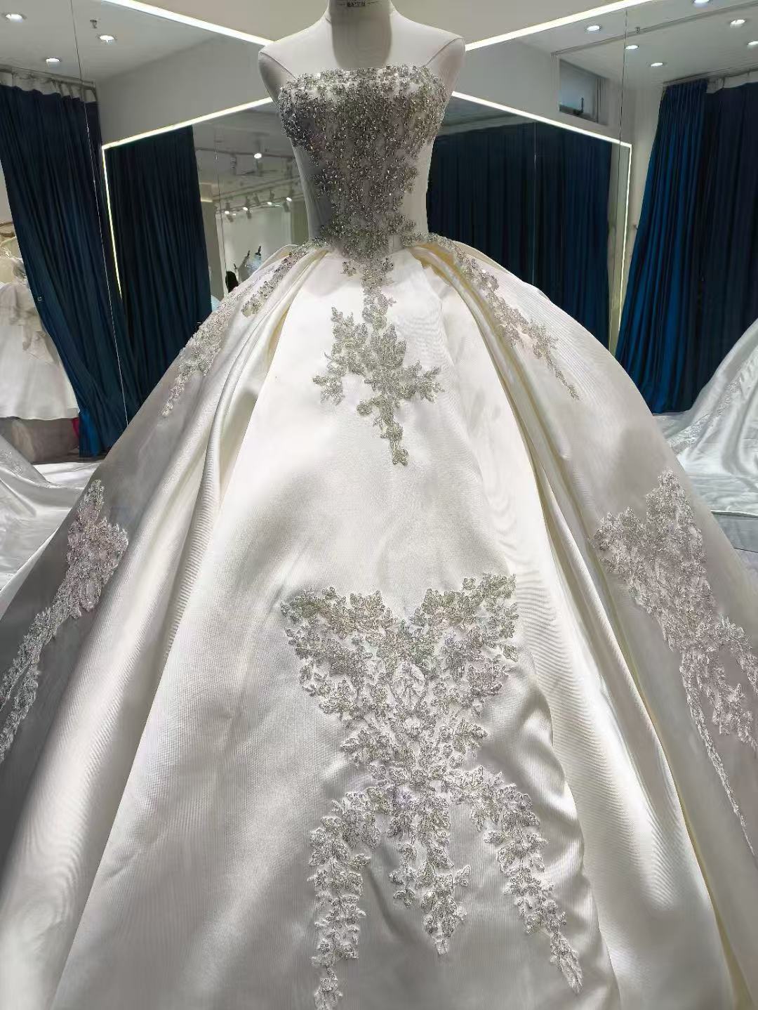 ウェディングドレス ベアトップ 取り外し袖 光沢サテン キラキラ光る刺繍 ロングトレーン 編み上げ 結婚式