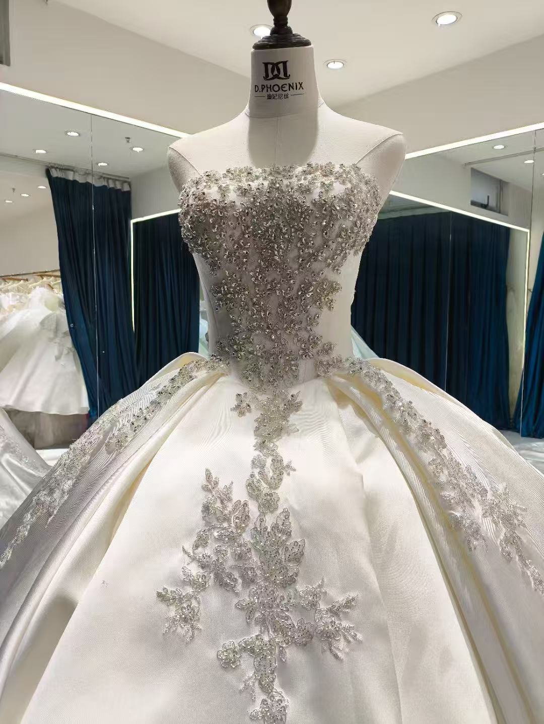 ウェディングドレス ベアトップ 取り外し袖 光沢サテン キラキラ光る刺繍 ロングトレーン 編み上げ 結婚式