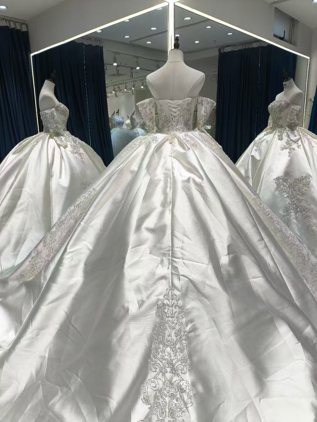ウェディングドレス ベアトップ 取り外し袖 光沢サテン キラキラ光る刺繍 ロングトレーン 編み上げ 結婚式