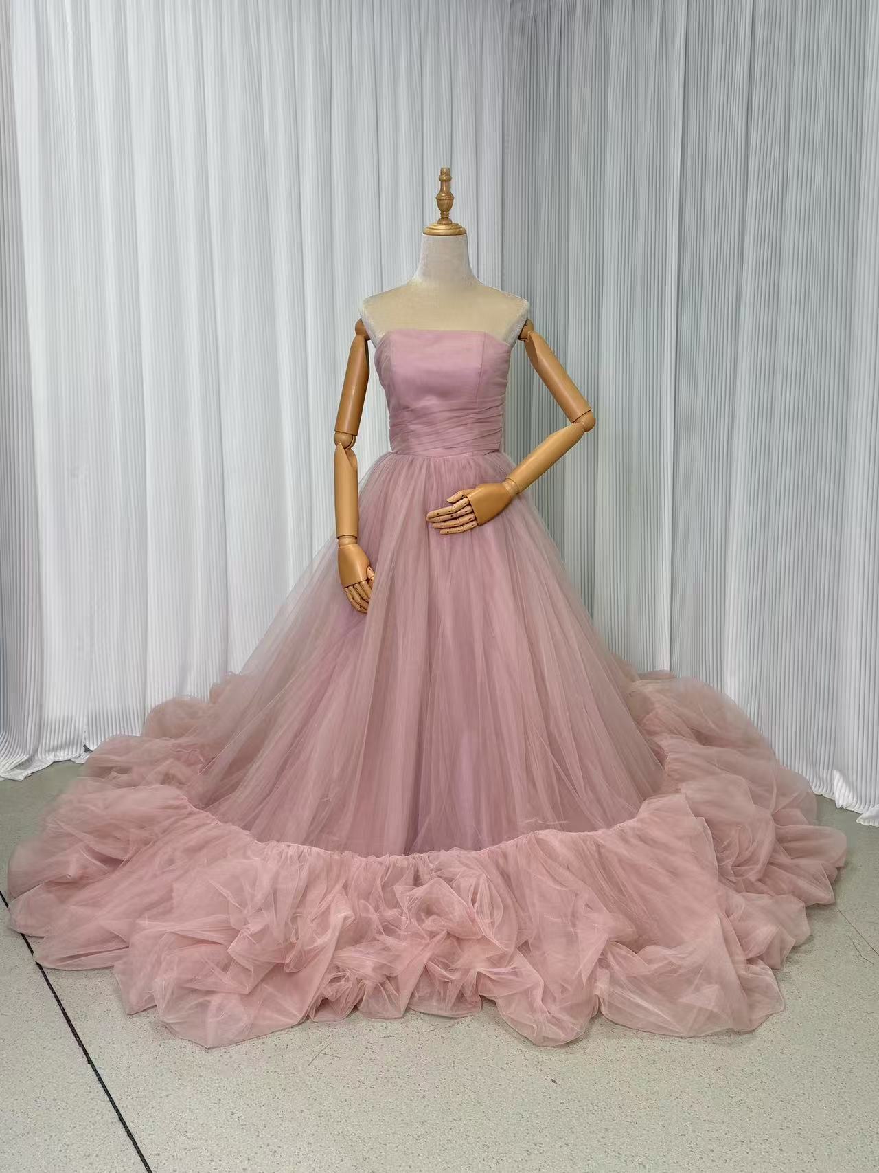 カラードレス 薄桃色 ベアトップ リボン 華やかなトレーン ブライダル 可愛い 結婚式