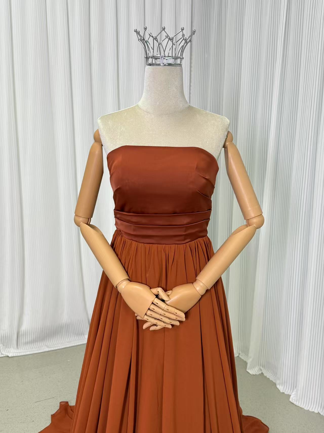 カラードレス テラコッタ色 ベアトップ 滑らか 披露宴 ロングトレーン クラシカル