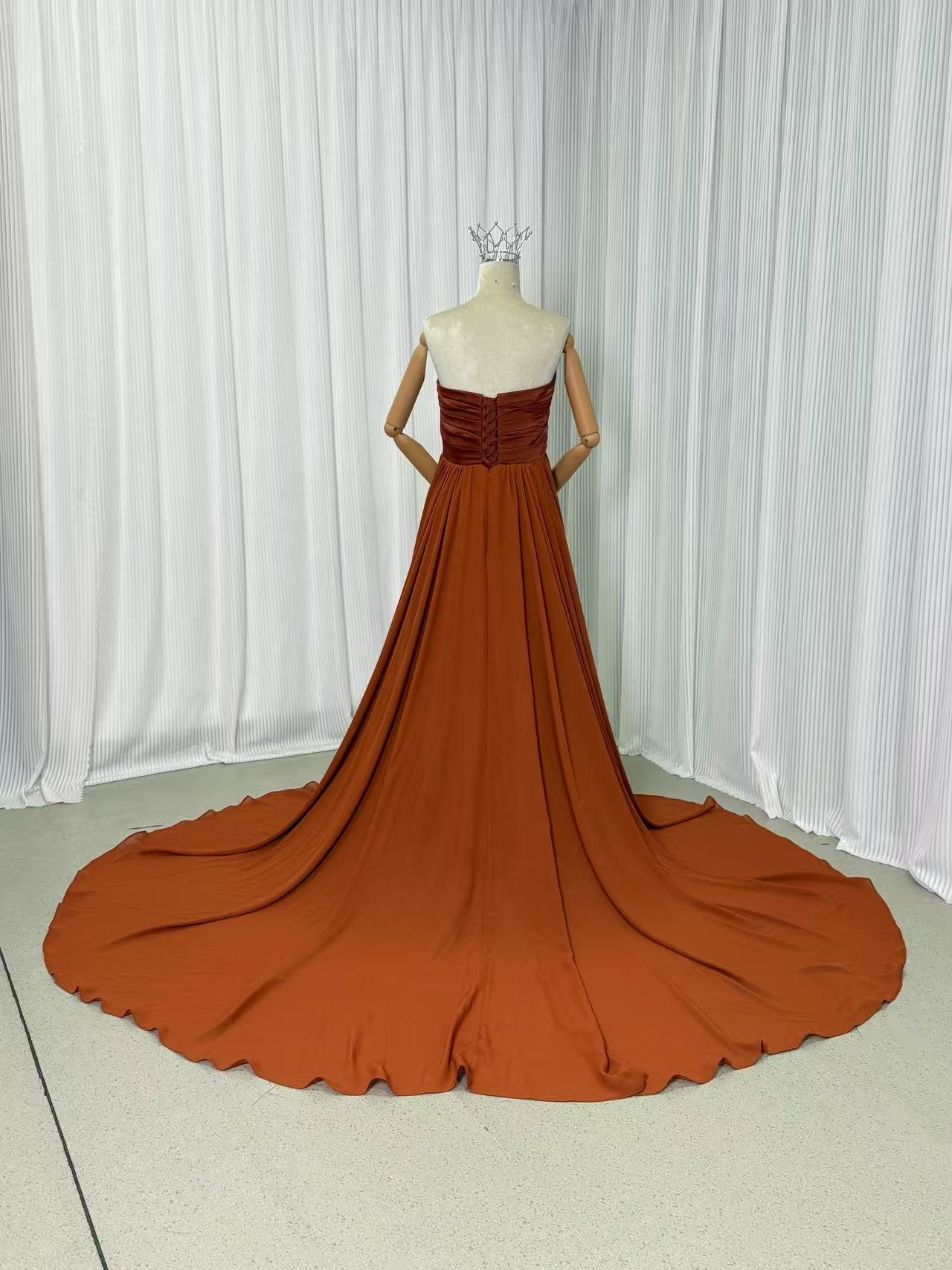カラードレス テラコッタ色 ベアトップ 滑らか 披露宴 ロングトレーン クラシカル