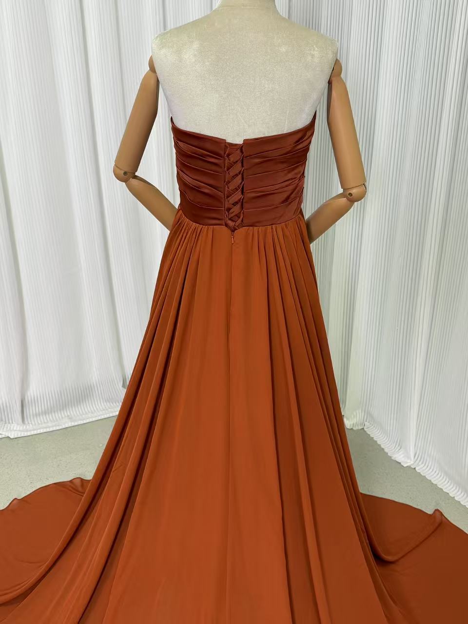 カラードレス テラコッタ色 ベアトップ 滑らか 披露宴 ロングトレーン クラシカル
