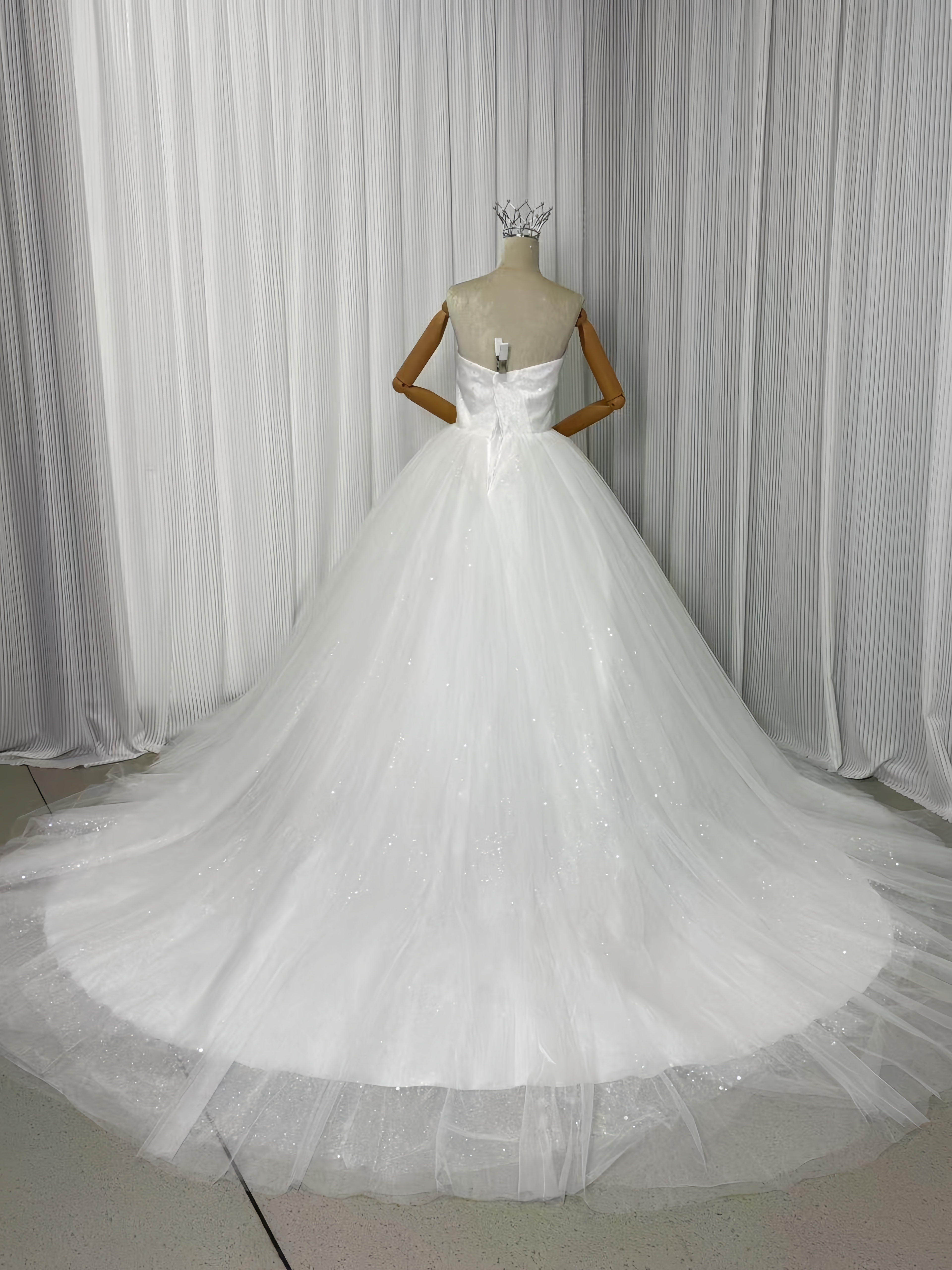 ウエディングドレス キラキラグリッターチュール ベアトップ ロングトレーン フランス風 結婚式