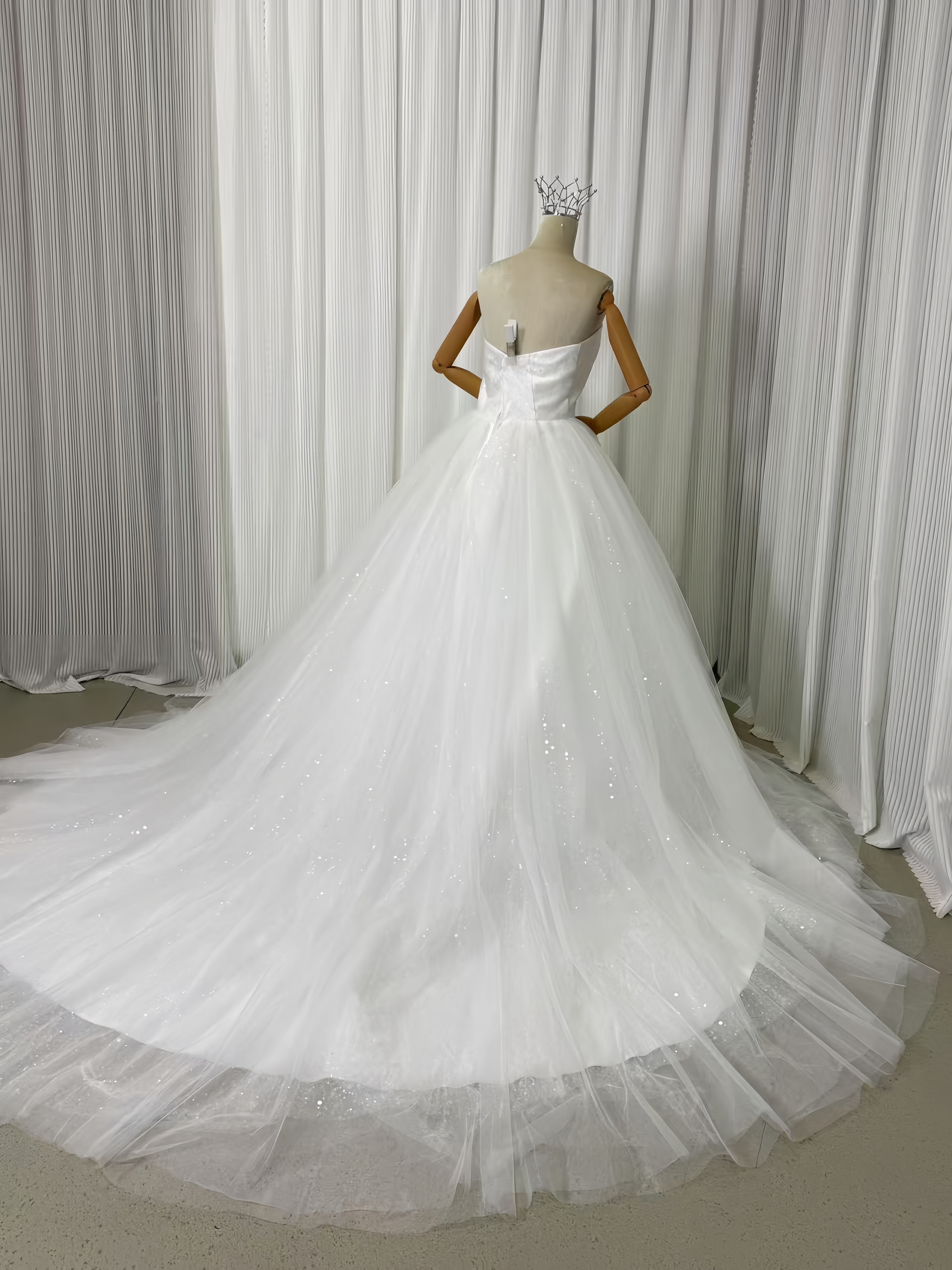 ウエディングドレス キラキラグリッターチュール ベアトップ ロングトレーン フランス風 結婚式