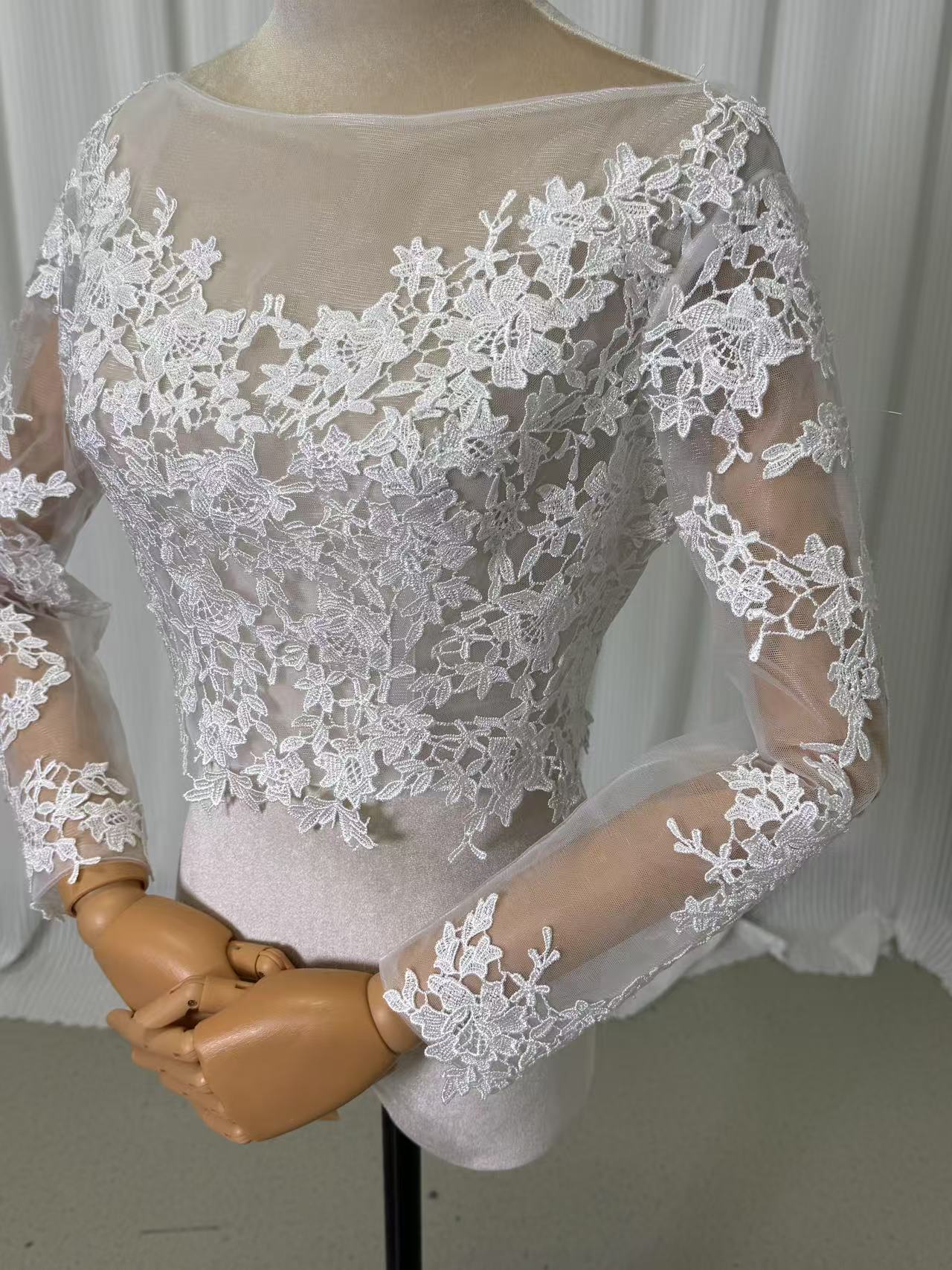 ボレロ ロングスリーブ ラウンドネック くるみボタン 流れる透け花レース 披露宴/結婚式
