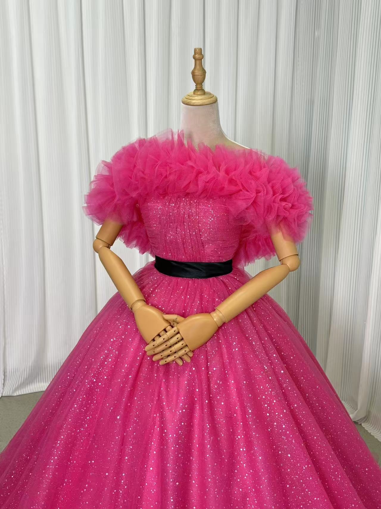 カラードレス ビビッドピンク オフショルダー キラキラグリッターチュール サッシュベルト 編み上げ 花嫁