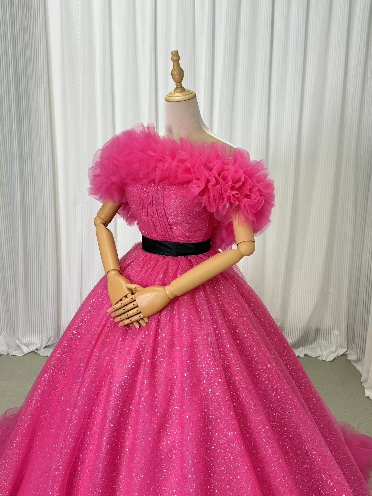 カラードレス ビビッドピンク オフショルダー キラキラグリッターチュール サッシュベルト 編み上げ 花嫁