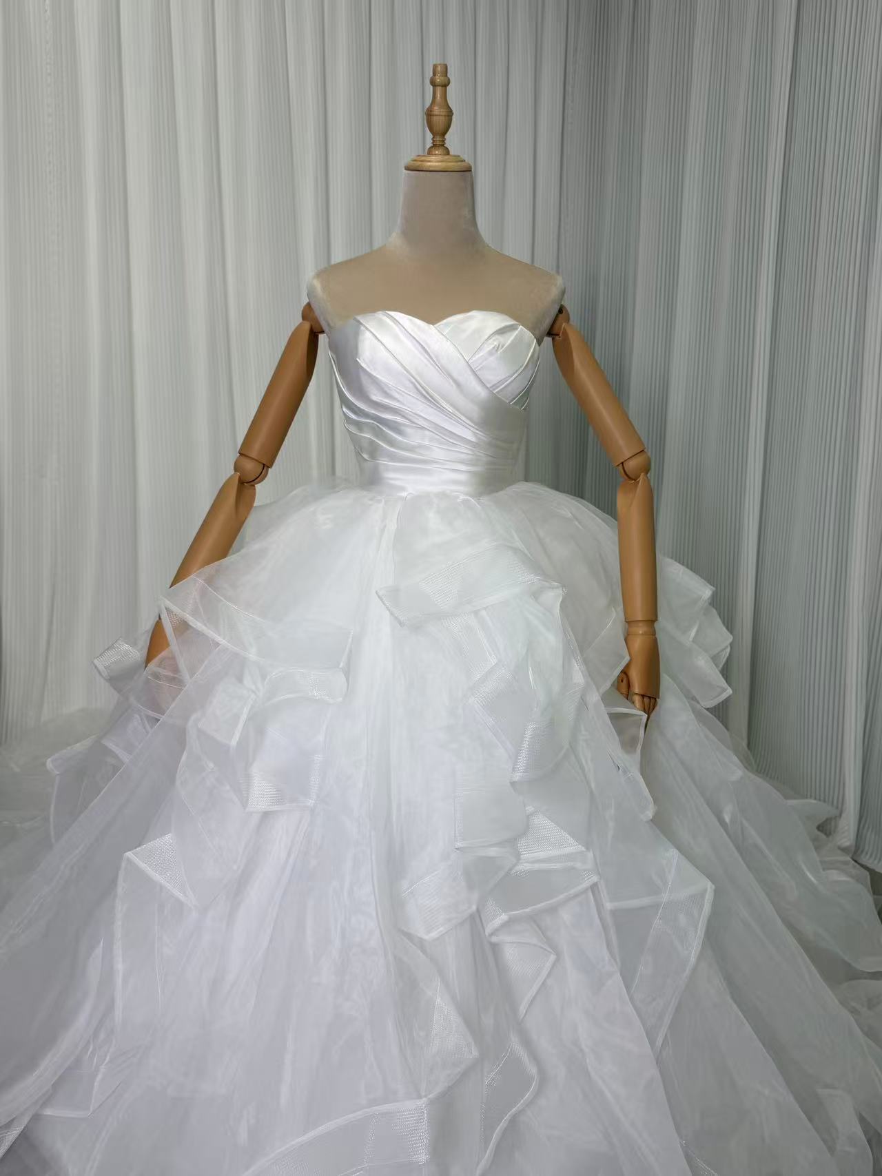 ウエディングドレス ベアトップ ラッフルフリル ボリュームドレス 編み上げ 華やかなトレーン 結婚式