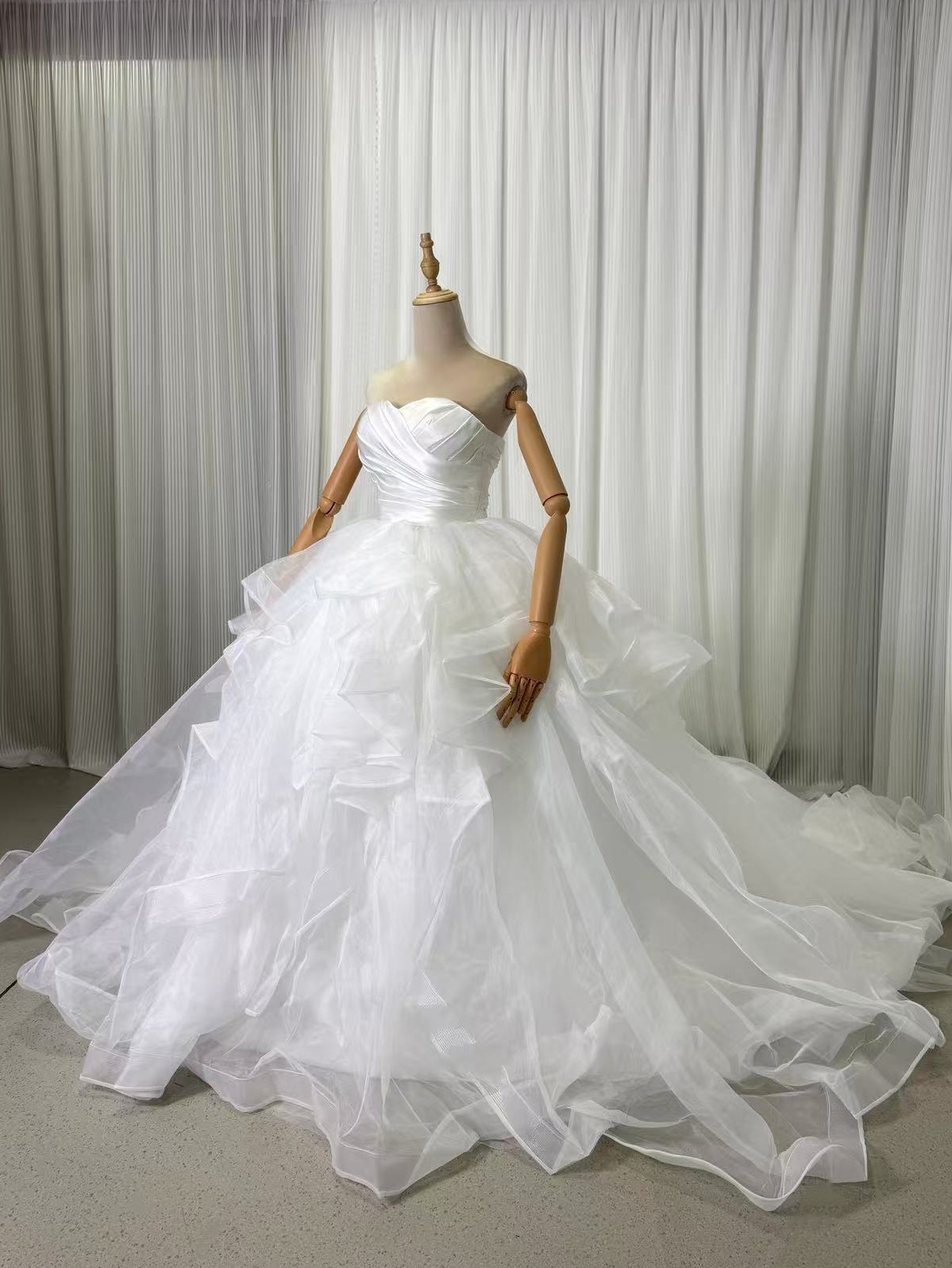 ウエディングドレス ベアトップ ラッフルフリル ボリュームドレス 編み上げ 華やかなトレーン 結婚式