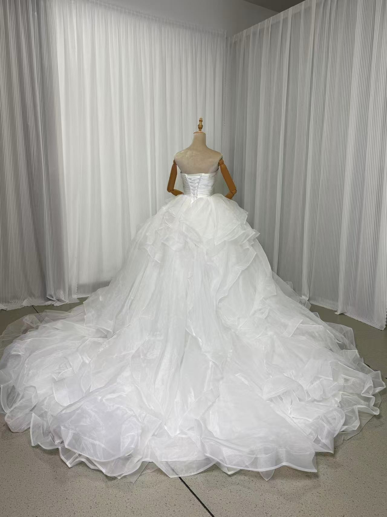 ウエディングドレス ベアトップ ラッフルフリル ボリュームドレス 編み上げ 華やかなトレーン 結婚式