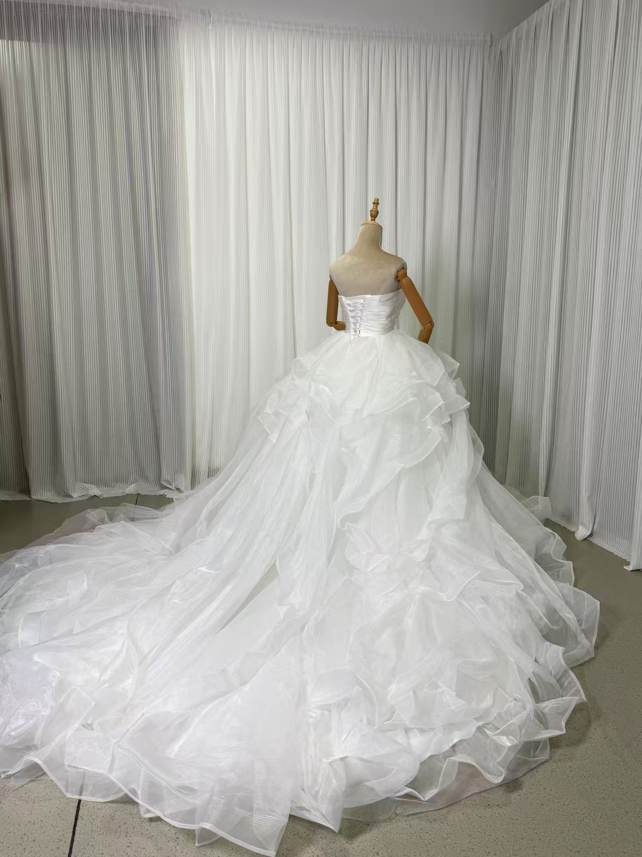 ウエディングドレス ベアトップ ラッフルフリル ボリュームドレス 編み上げ 華やかなトレーン 結婚式