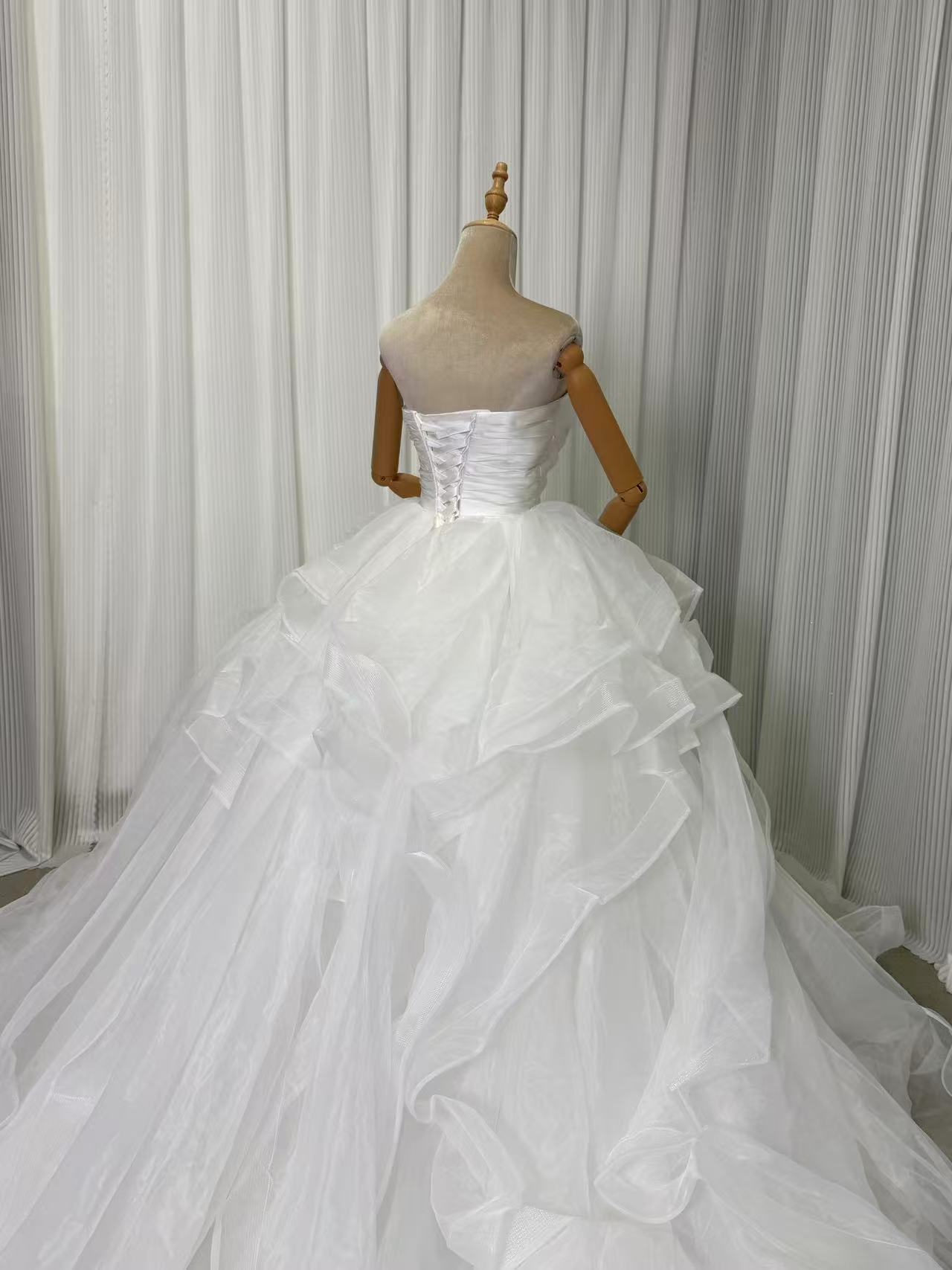 ウエディングドレス ベアトップ ラッフルフリル ボリュームドレス 編み上げ 華やかなトレーン 結婚式