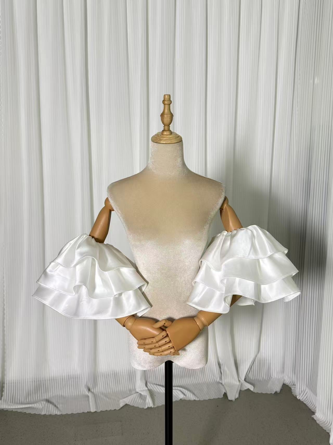 パフスリーブ フリル袖 光沢サテン オフホワイト 可愛い 色直し 花嫁 結婚式