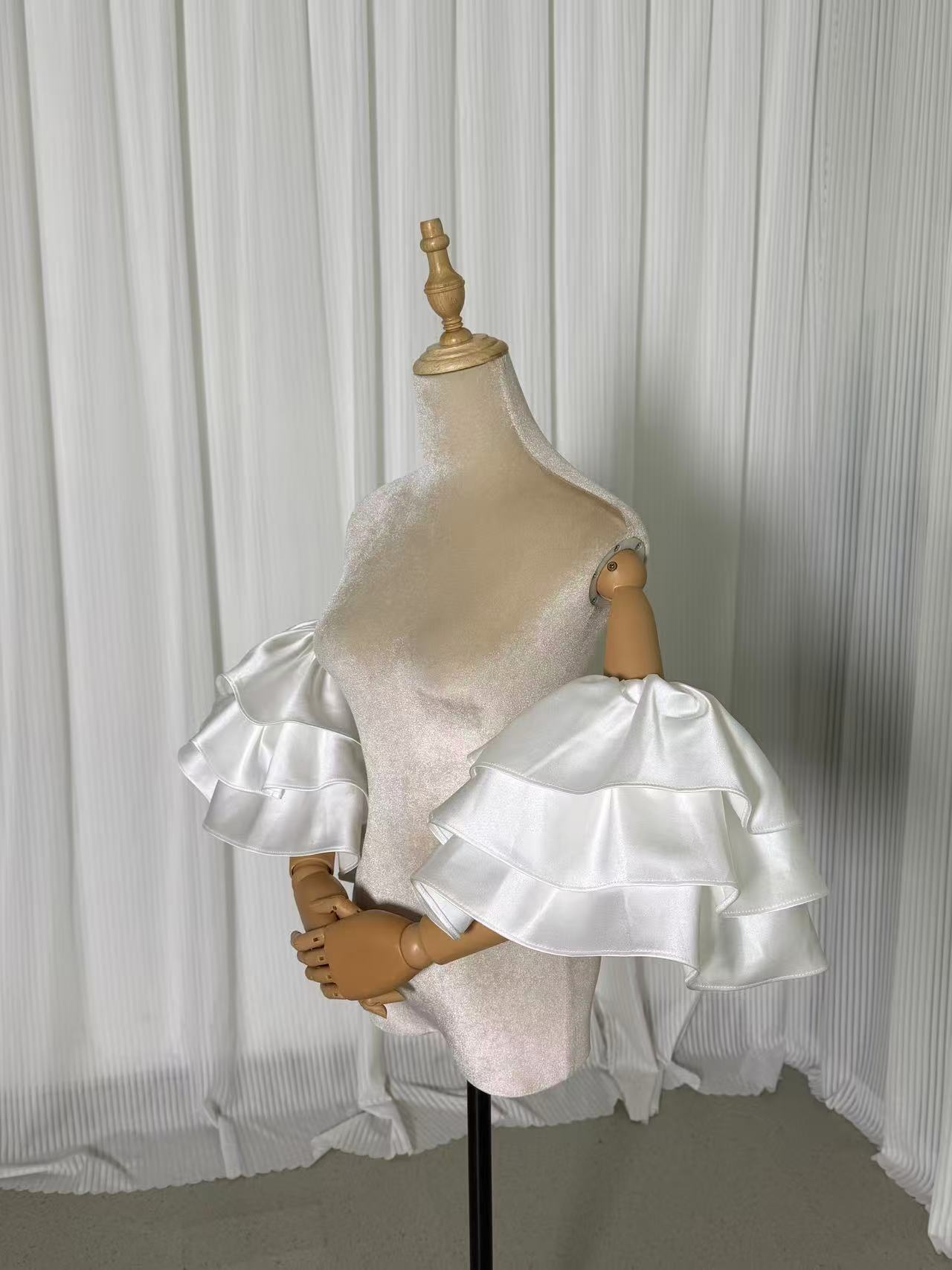 パフスリーブ フリル袖 光沢サテン オフホワイト 可愛い 色直し 花嫁 結婚式